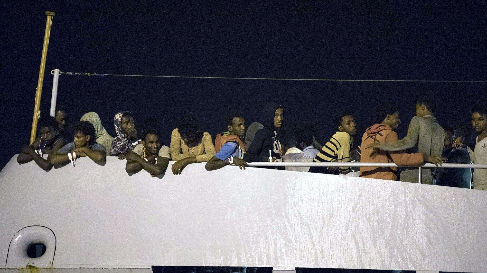 epaselect epa06892463 Migrants wait to disembark from the Frontex ship, &#039;Protector&#039;, at the port of Pozzallo, Sicily, Italy, early 16 July 2018. Nearly 450 migrants were rescued on 14 July, near the island of Linosa by the Italian Patrol Boat &#039;Monte Sperone&#039; and the European Border and Coast Guard Agency ship &#039;Protector&#039;.  EPA/FRANCESCO RUTA