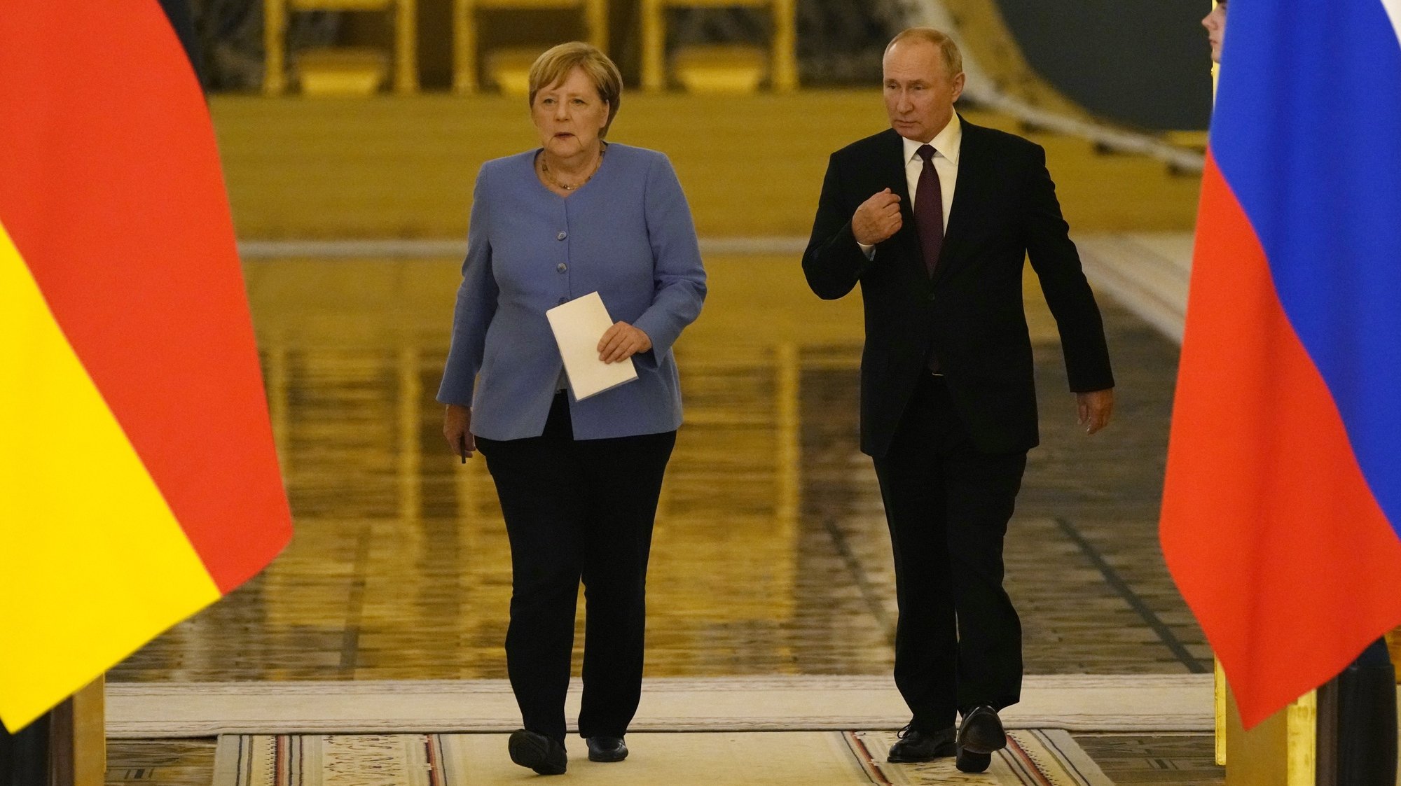 epa09422192 German Chancellor Angela Merkel (L) and Russian President Vladimir Putin (R) arrive for a joint news conference following their talks in the Kremlin in Moscow, Russia, 20 August 2021.  German Chancellor Angela Merkel is on a working visit in Moscow.  EPA/ALEXANDER ZEMLIANICHENKO / POOL
