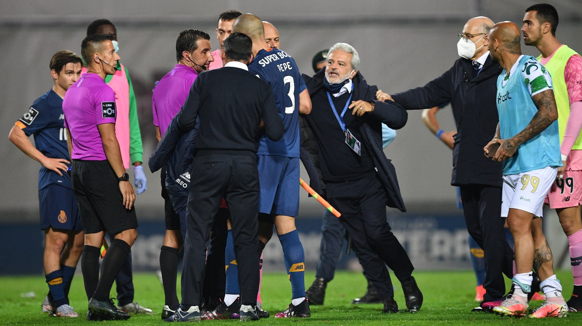 Responsáveis portistas criticaram arbitragem de Hugo Miguel no final do jogo e Sérgio Conceição foi mesmo expulso
