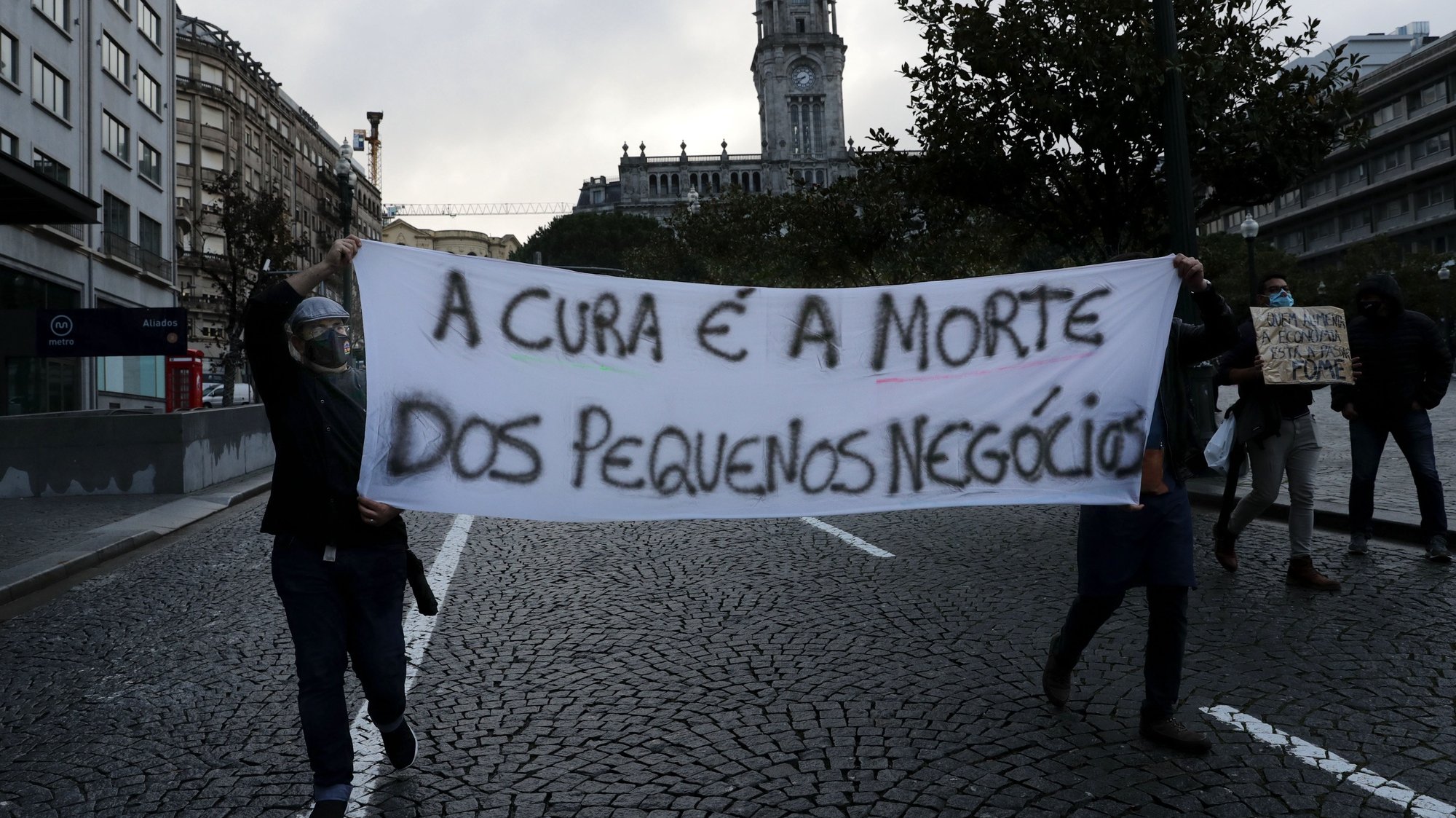 Empresários e trabalhadores da área da restauração protestam no centro do Porto contra as medidas anunciadas pelo Governo de recolhimento obrigatório mais alargado nos fins-de-semana dos próximos 15 dias, 09 novembro 2020. ESTELA SILVA/LUSA
