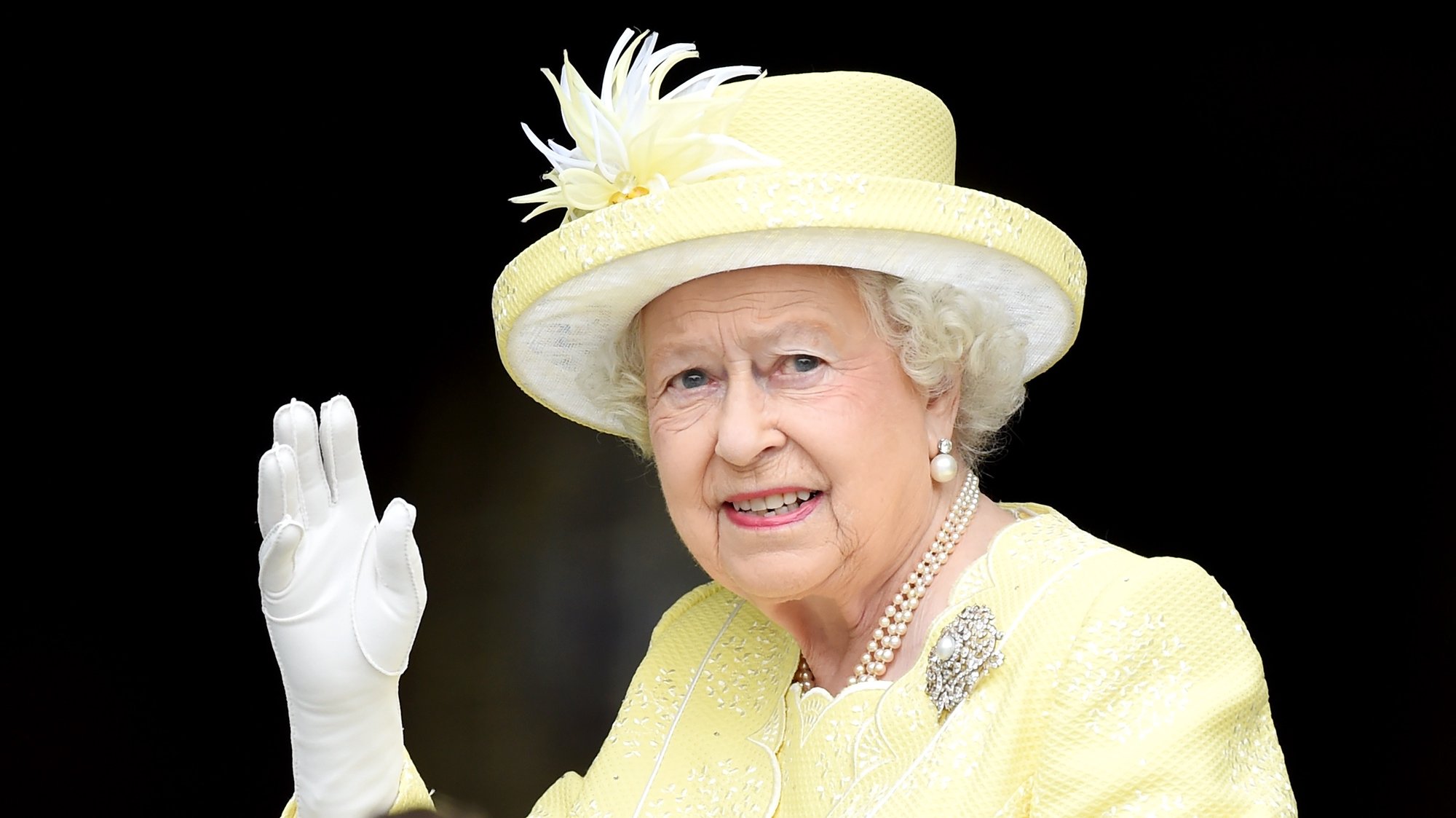 epa09774012 (FILE) - Britain&#039;s Elizabeth II waves as she arrives to St Paul&#039;s Cathedral ahead of The National Service of Thanksgiving to mark her 90th birthday in London, Britain, 10 June 2016 (reissued 20 February 2022). The Buckingham Palace on 20 February 2022 confirmed the British monarch being tested positive for Covid-19. A spokersperson of the palace was cited as saying that Her Majesty, The Queen, was &#039;experiencing mild cold-like symptoms&#039; and that &#039;she expects to continue light duties at Windsor this week.&#039;  EPA/FACUNDO ARRIZABALAGA *** Local Caption *** 52813545