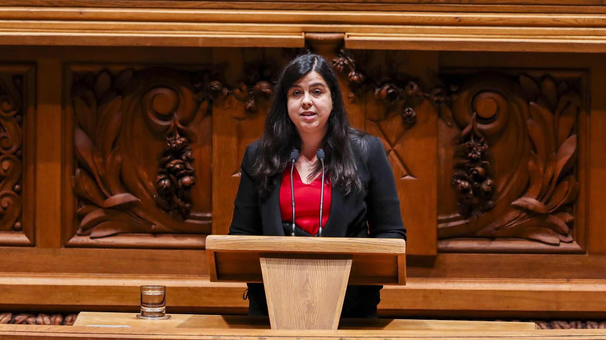 A deputada do PAN, Inês Sousa Real,  usa da palavra durante o debate parlamentar de discussão na generalidade do Orçamento do Estado para 2021 (OE2021), na Assembleia da República, em Lisboa, 28 de outubro de 2020. JOSÉ SENA GOULÃO/LUSA