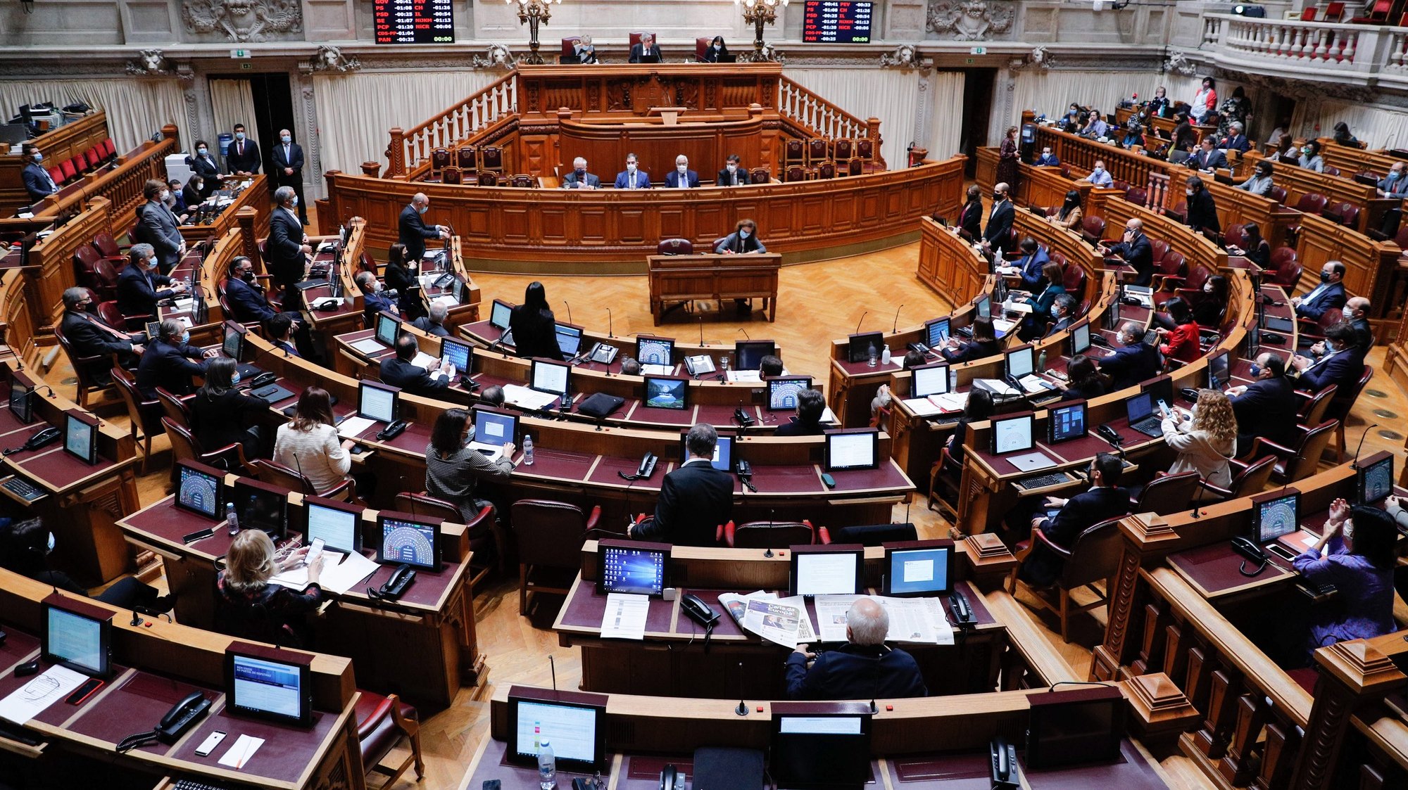 Deputados do Bloco de Esquerda (BE), do Partido Pessoas-Animais-Natureza (PAN) e do CDS-PP abstêm-se na votação do pedido de autorização de renovação do estado de emergência na Assembleia da República, em Lisboa, 20 de novembro de 2020. ANTÓNIO COTRIM/LUSA