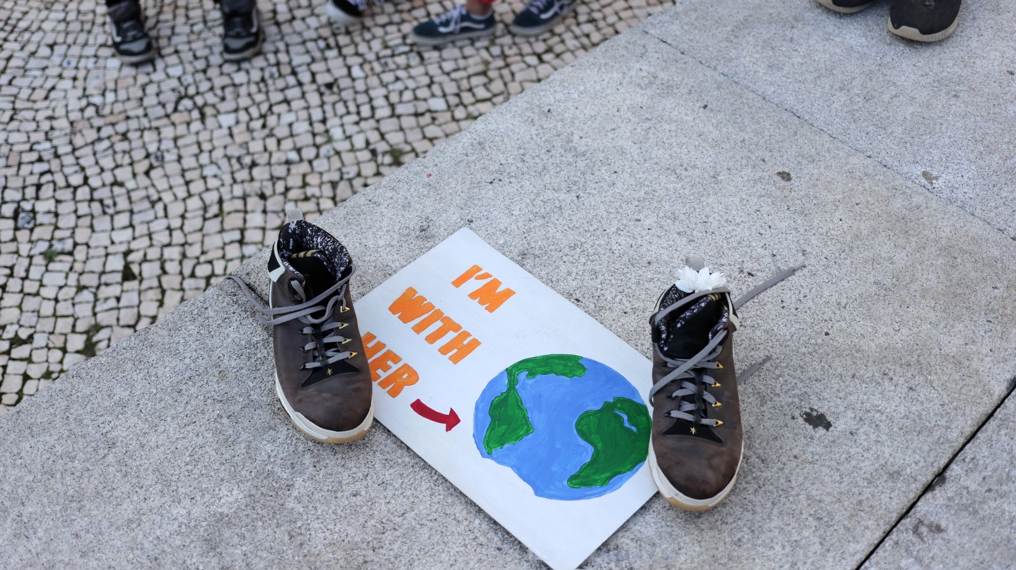 Manifestação Climática Global organizada pelo movimento Salvar o Clima, na sequência da iniciativa internacional liderada pela ativista sueca Greta Thunberg destinada a exigir medidas ambientais em defesa do planeta, no Porto, 25 de setembro de 2020. ESTELA SILVA/LUSA
