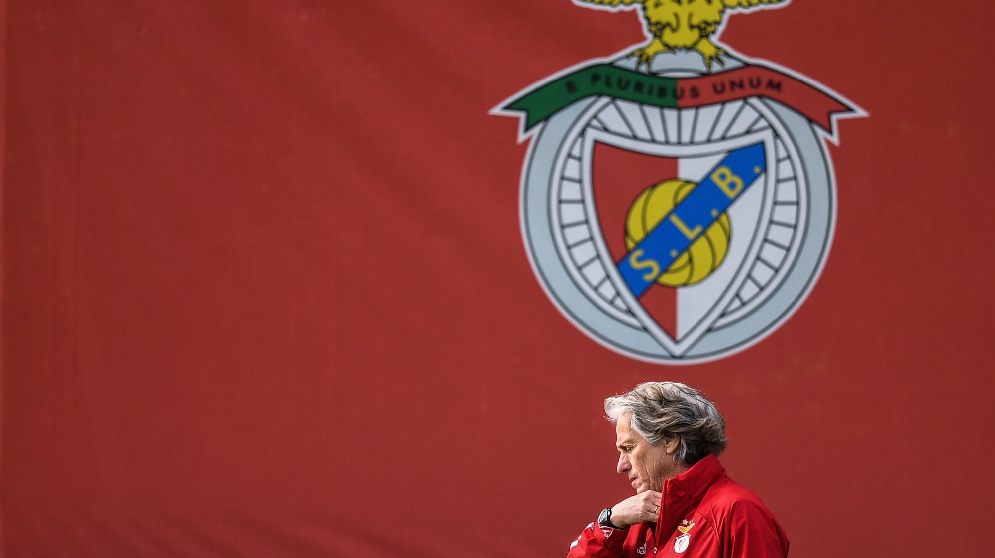 epa08872248 SL Benfica&#039;s coach Jorge Jesus leads a training session at Benfica Campus in Seixal, near Lisbon, Portugal, 9 December 2020. SL Benfica will play against Standard Liege in their UEFA Europa League Group D match on 10 December 2020.  EPA/MARIO CRUZ