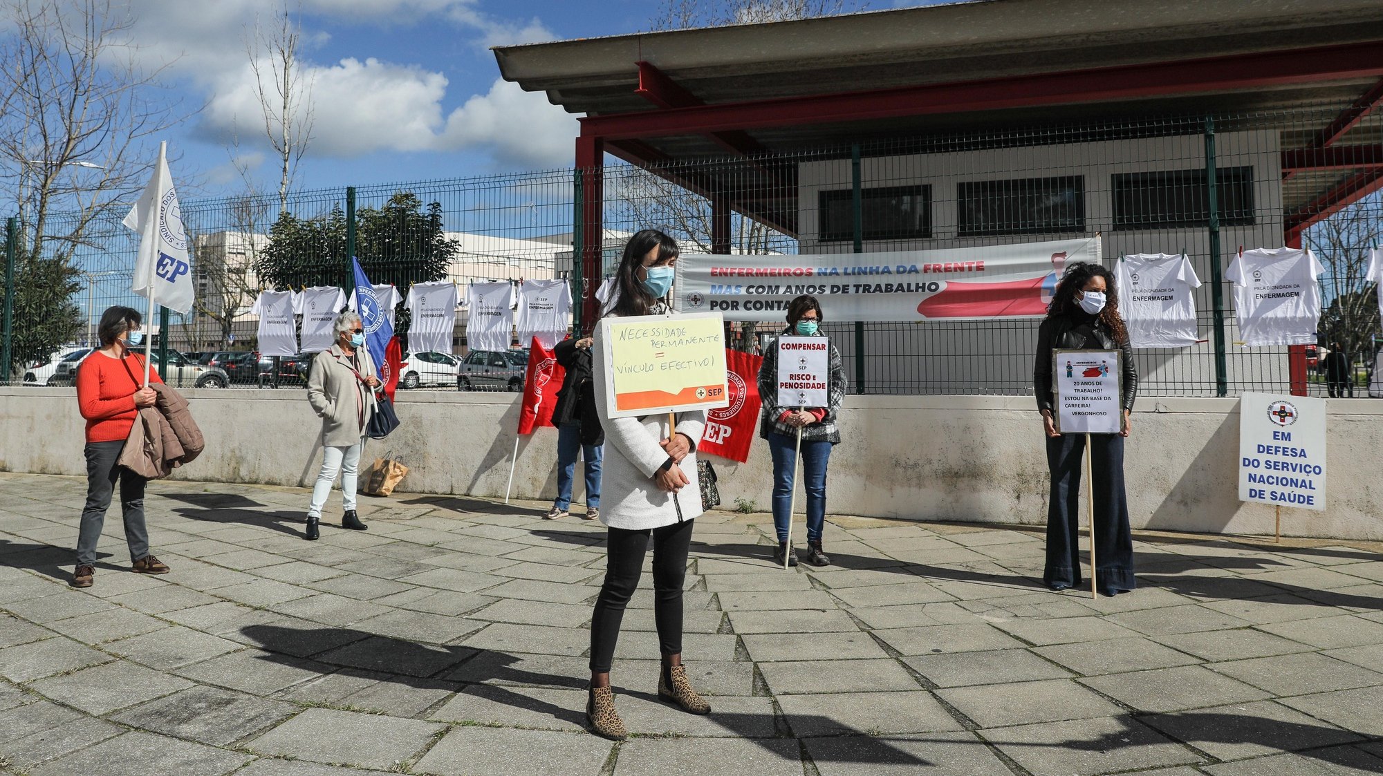 Protesto de enfermeiros do Centro Hospitalar Barreiro Montijo, junto ao mesmo e que exigem melhores condições de trabalho e denunciam injustiças. Barreiro, 22 de fevereiro de 2021. MIGUEL A. LOPES/LUSA