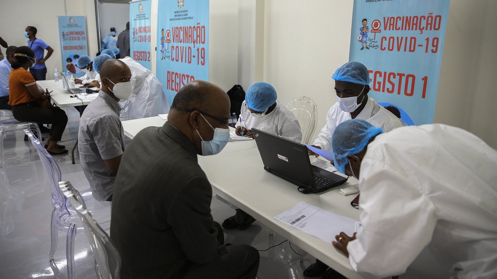 Vários pacientes aguardam na sala de vacinação do depósito central de vacinas de Angola, no dia em que chegaram ao país as primeiras 624.000 doses de vacinas contra a covid-19, no aeroporto Internacional 4 de Fevereiro, que contou com a presença da ministra da Saúde, Silvia Lutucuta (ausente da foto), no âmbito da iniciativa Covax, Luanda, Angola, 2 de março de 2021. AMPE ROGÉRIO/LUSA