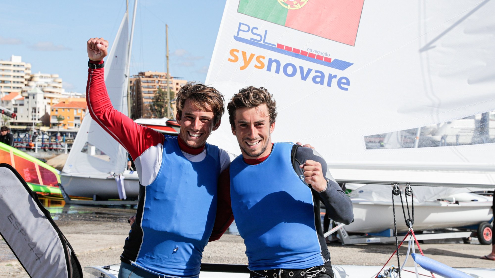 A dupla portuguesa de velejadores, Pedro e Diogo Costa, posam para a fotografia após terem sido apurados para os Jogos Olímpicos de Tóquio2022, no final do campeonato do Mundo de classe 470, em Vilamoura, Faro, 12 de março de 2021. LUÍS FORRA/LUSA
