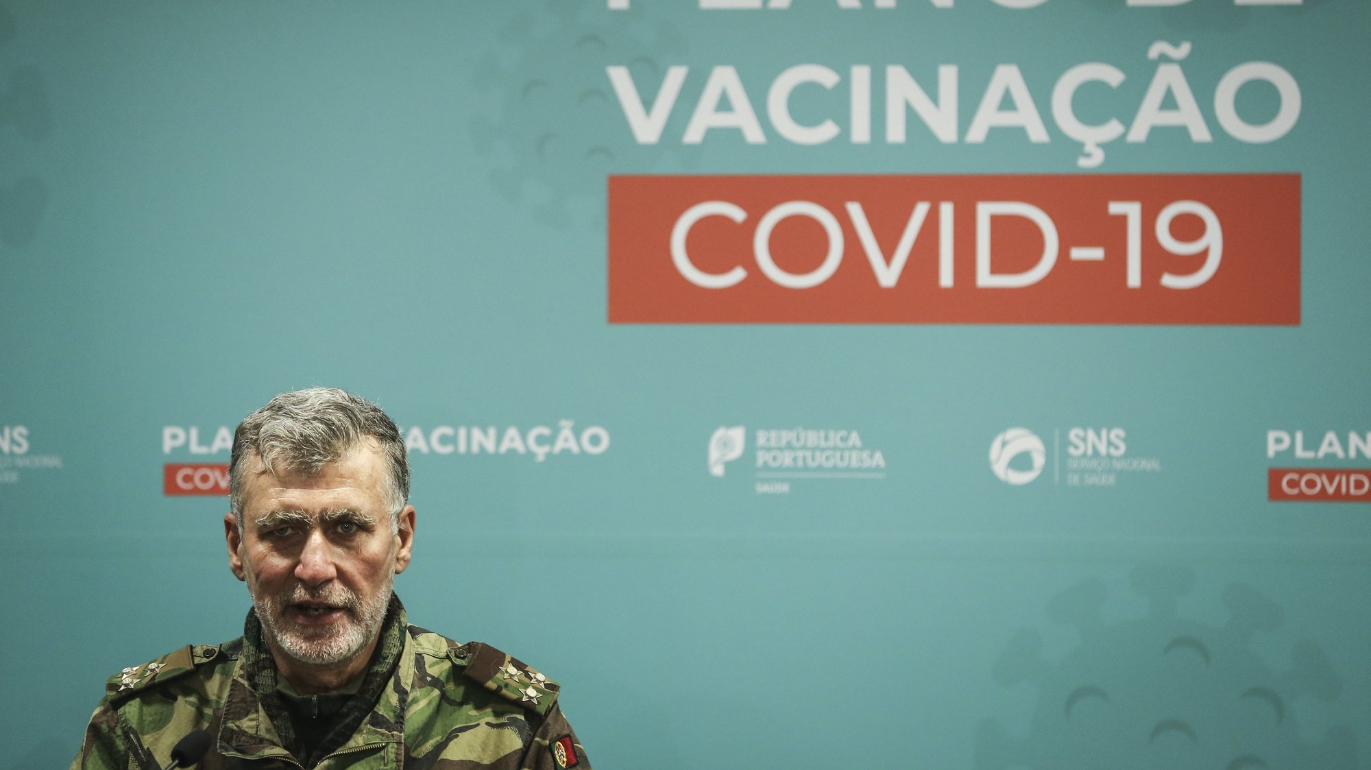 O coordenador da task-force para a vacinação contra a covid-19, Henrique Gouveia e Melo, intervém durante a conferência de imprensa com atualização da informação sobre a vacina covid-19 da Astrazeneca, no Ministério da Saúde, em Lisboa, 18 de março de 2021. RODRIGO ANTUNES/LUSA