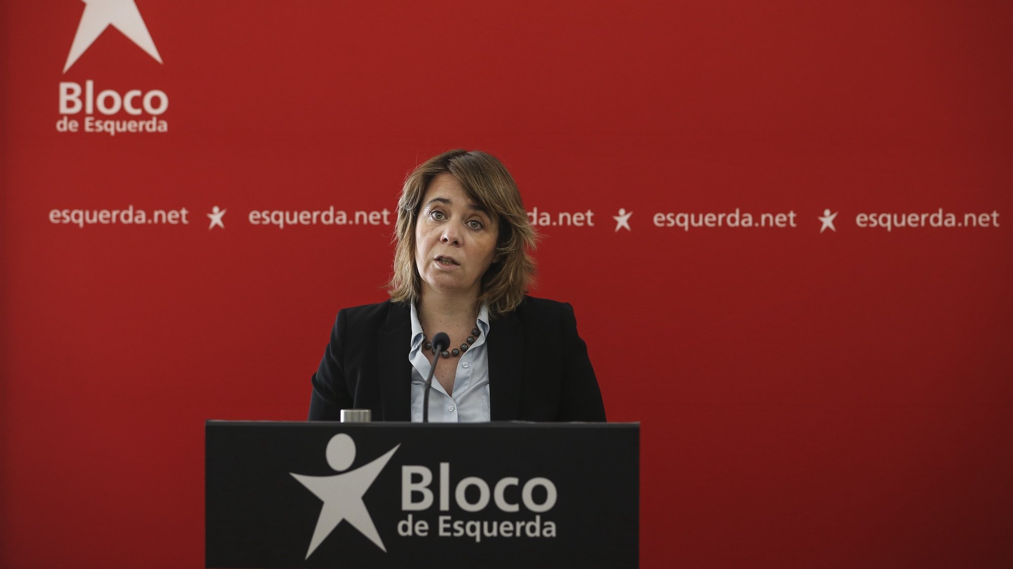 A coordenadora do Bloco de Esquerda (BE), Catarina Martins, discursa durante uma conferência de imprensa de iniciativa legislativa do Bloco de Esquerda que visa o alargamento do âmbito e abrangência da testagem nacional à covid-19, na sede do partido em Lisboa, 26 de março de 2021. RODRIGO ANTUNES/LUSA