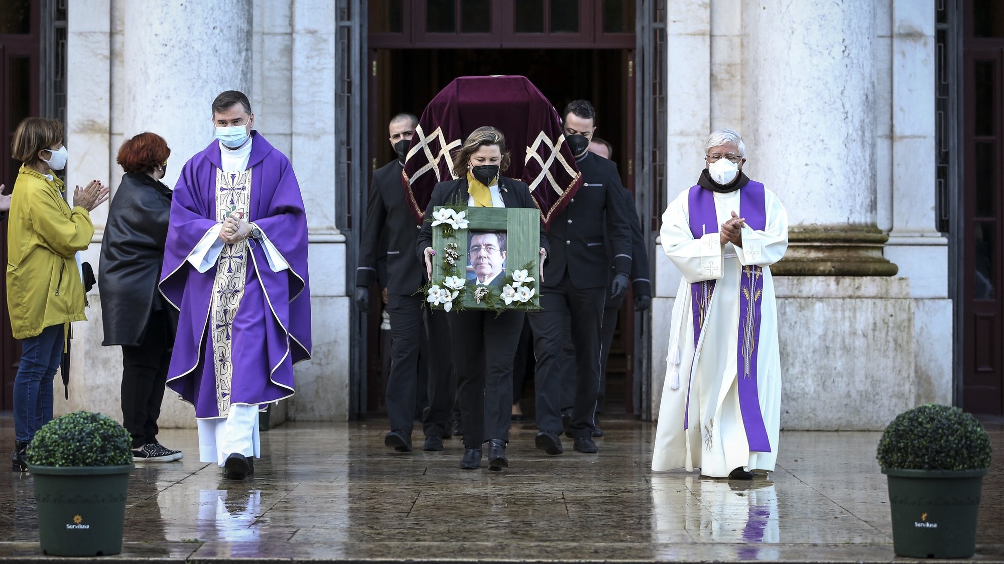 O caixão do antigo ministro e dirigente socialista, Jorge Coelho, após a missa de corpo presente, na Basílica da Estrela, em Lisboa 10 de abril de 2020. RODRIGO ANTUNES/LUSA