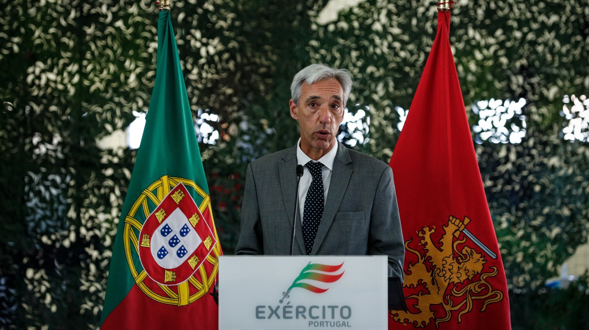 O ministro da Defesa Nacional, João Gomes Cravinho, intervém durante a visita à Unidade de Apoio Geral de Material do Exército, em Alcochete, 16 de abril de 2021. ANTÓNIO COTRIM/LUSA