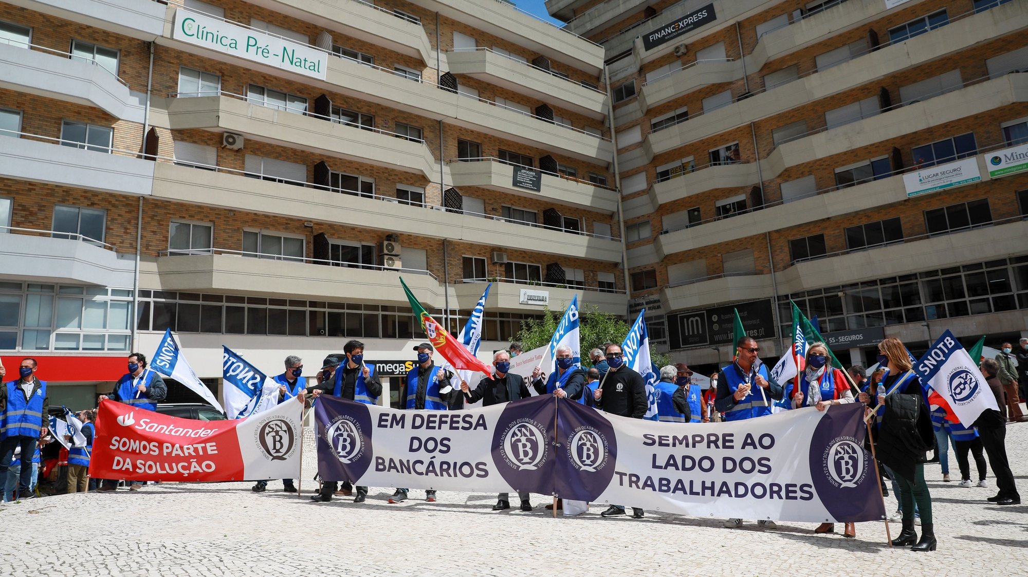 Trabalhadores do Banco Santander Totta manifestam-se contra o processo unilateral de despedimento de 100 a 150 trabalhadores anunciado pelo banco, no Porto, 12 de maio de 2021. ESTELA SILVA/LUSA