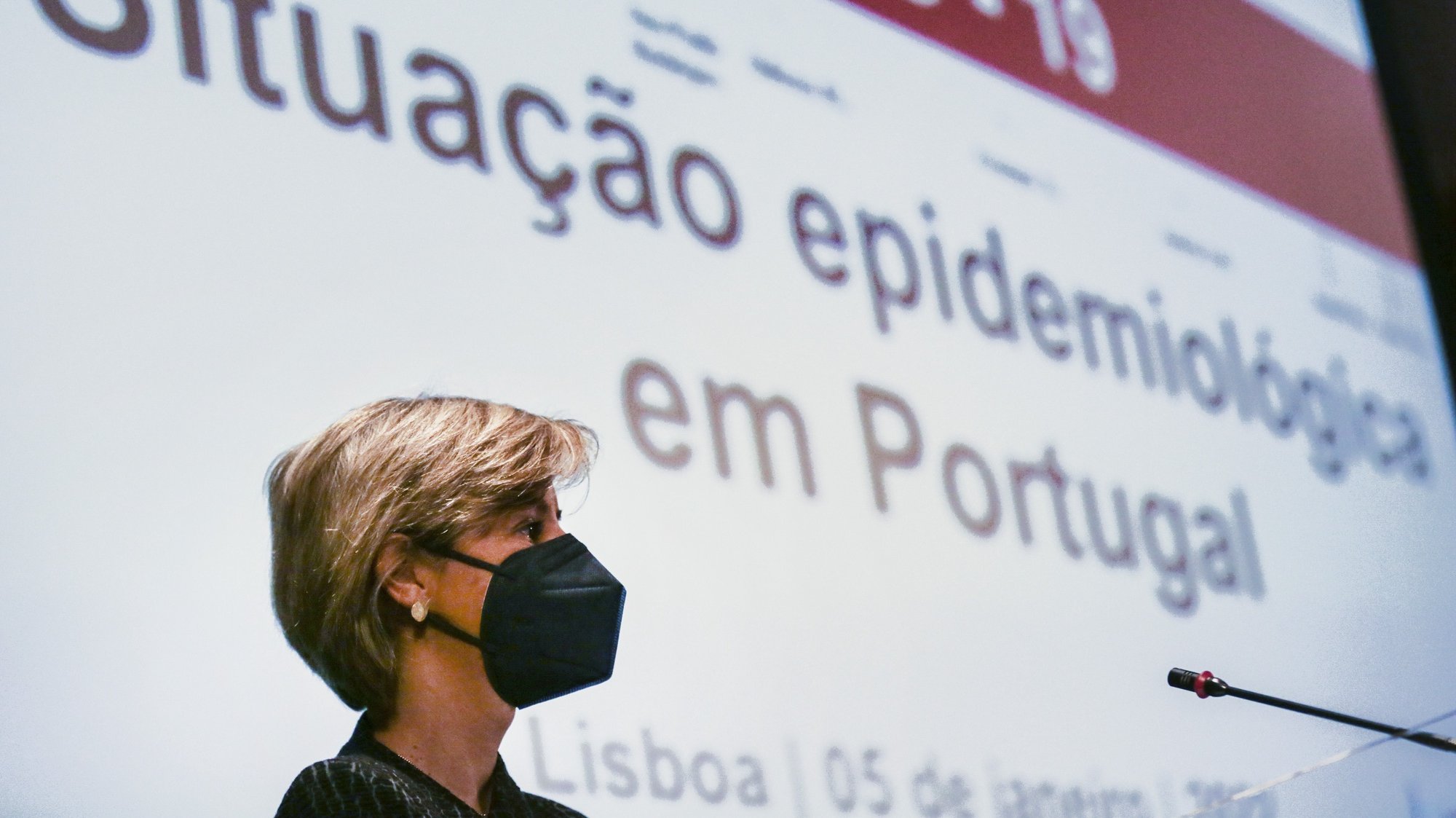 A ministra da Saúde, Marta Temido, no início da XXV Sessão de apresentação sobre a “Situação Epidemiológica da Covid-19 em Portugal” no Infarmed, em Lisboa, 05 de janeiro de 2022. TIAGO PETINGA/LUSA