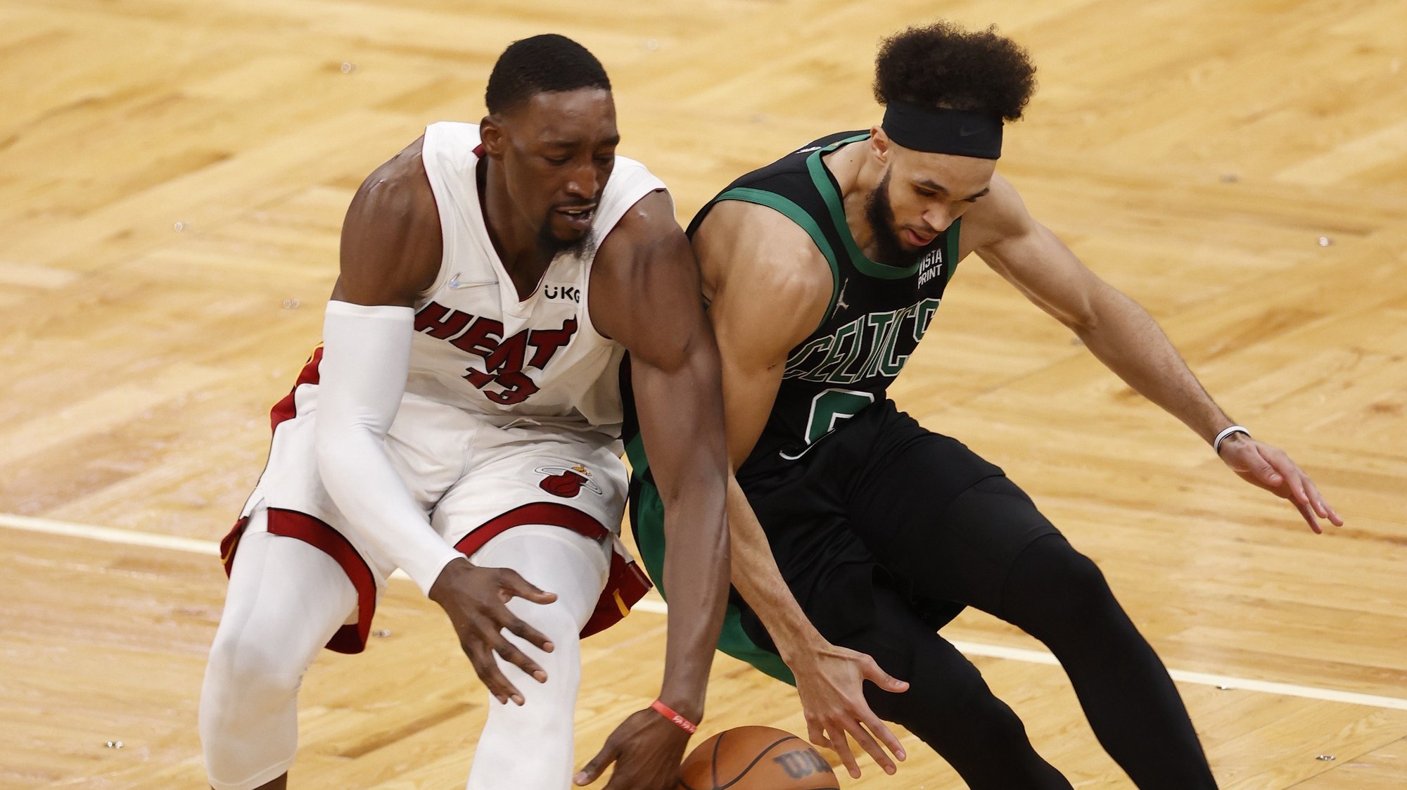 epa09981322 Miami Heat center Bam Adebayo (L), and Boston Celtics guard Derrick White (R) in action, during the second half of Game 6 of the NBA Eastern Conference Finals between the Boston Celtics and the Miami Heat at TD Garden, in Boston, Massachusetts, USA, 27 May 2022. The Boston Celtics lead the best of seven series 3-2.  EPA/CJ GUNTHER  SHUTTERSTOCK OUT