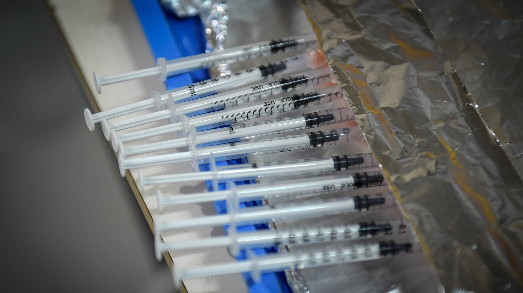 Inoculação de vacinas a professores e a auxiliares no Centro de Vacinação de Gondomar (ACES Gondomar), instalado no Pavilhão Multiusos em Gondomar. 18 de Abril 2021. FERNANDO VELUDO/LUSA