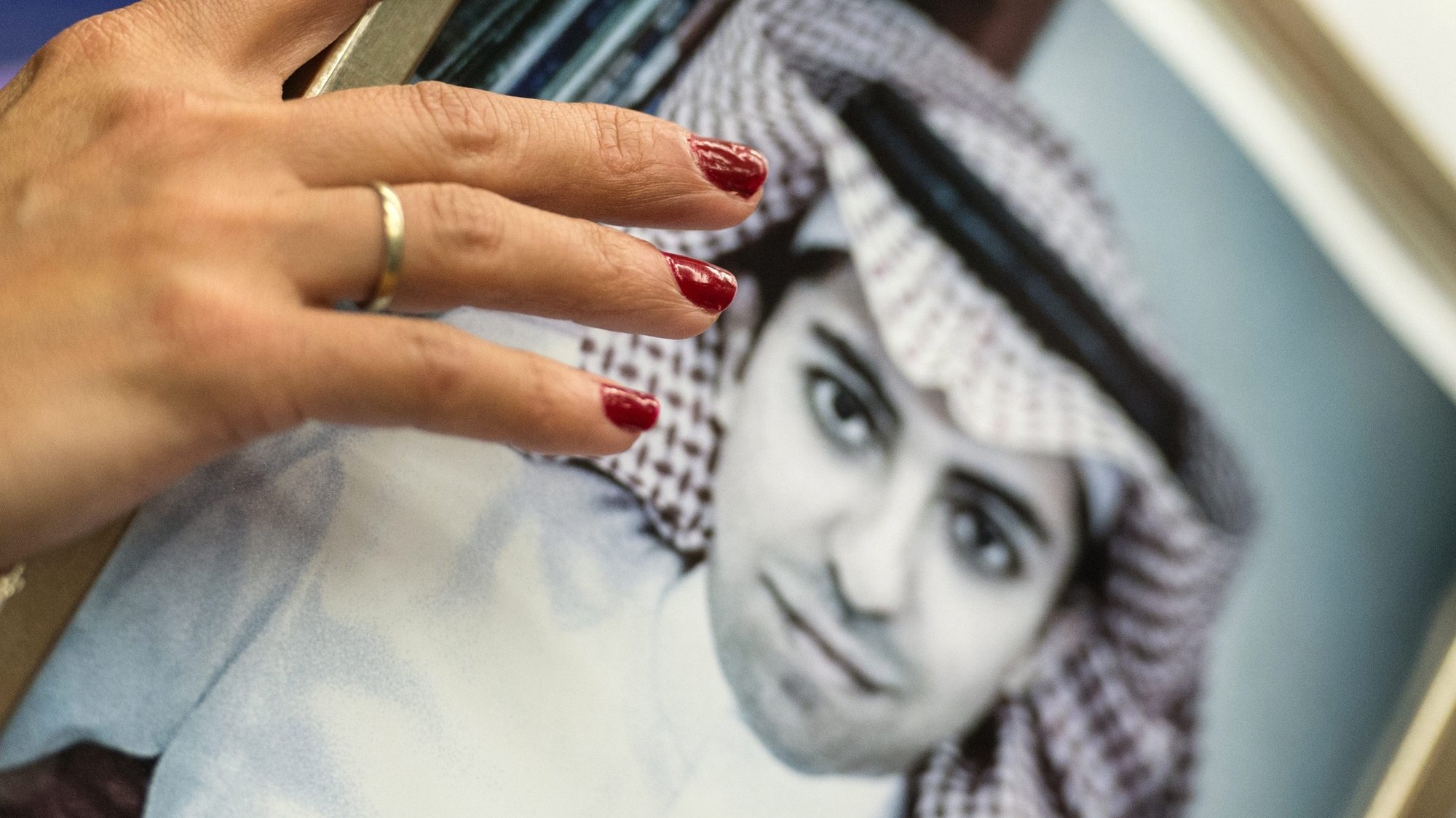 Ensaf Haidar, mulher do ativista Raif Badawi, segura uma fotografia do marido durante uma conferência de imprensa do Parlamento Europeu em Estrasburgo. 16 de dezembro de 2015