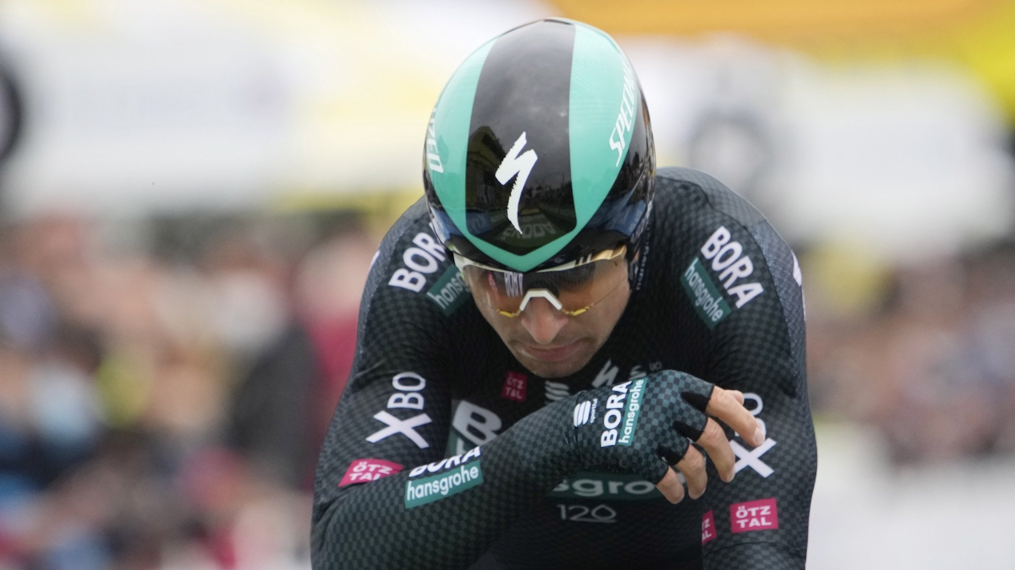 epa09313309 Slovakian rider Peter Sagan of the Bora-Hansgrohe team crosses the finish line during the 5th stage of the Tour de France 2021, an individual time trial over 27.2 km from Change to Laval Espace Mayenne, France, 30 June 2021.  EPA/Christophe Ena / POOL