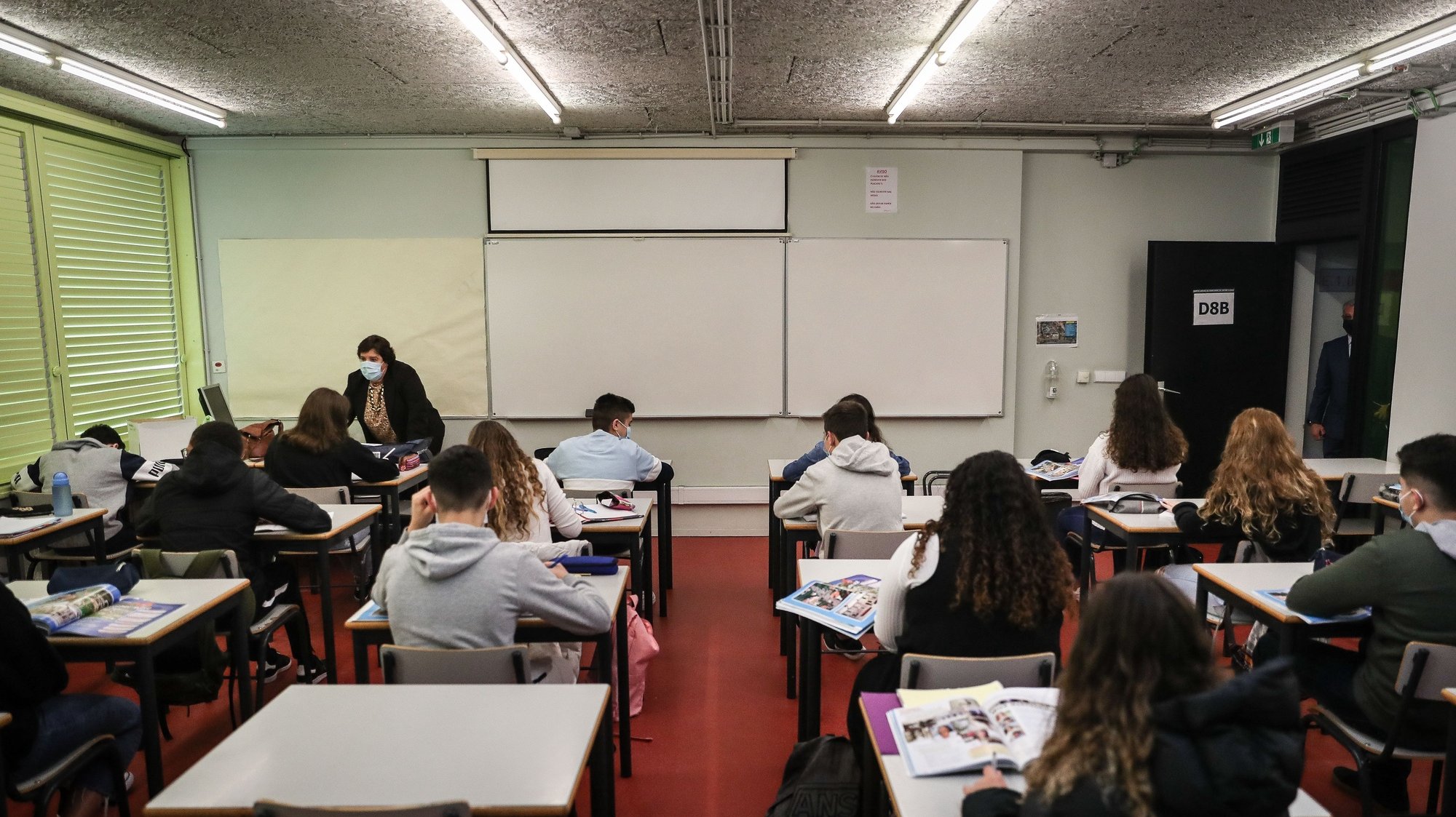 Alunos do agrupamento de escolas D. Dinis no regresso às aulas no âmbito do desconfinamento devido à pandemia de covid-19, em Lisboa, 5 de abril de 2021. MÁRIO CRUZ/LUSA