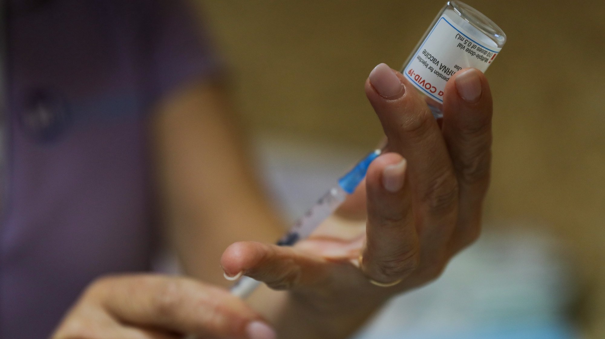 Uma enfermeira prepara uma dose da vacina da Moderna no Centro de Vacinação do Seixal, 7 de abril de 2021. MIGUEL A. LOPES/LUSA