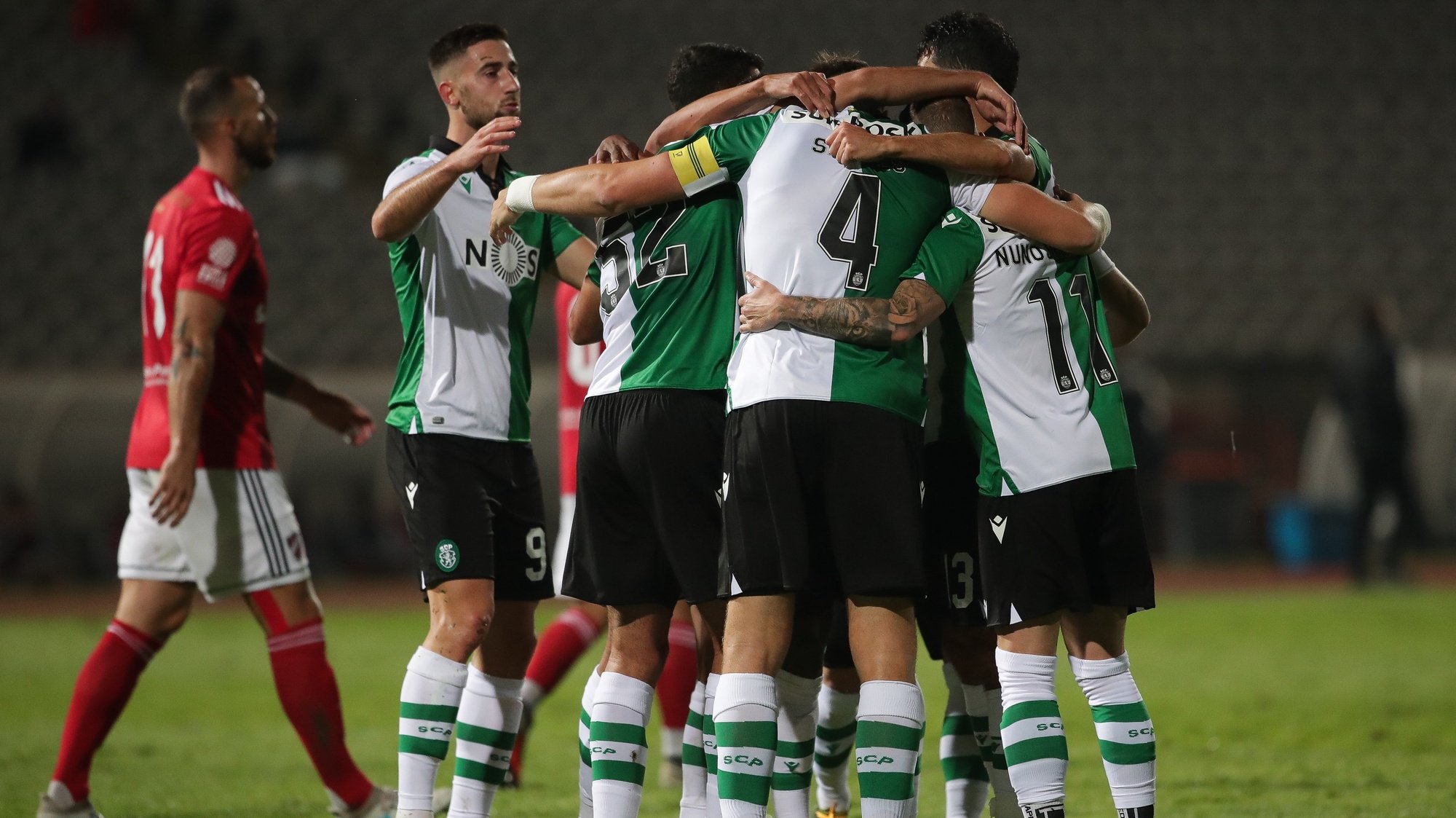 Coates do Sporting celebra após marcar um golo durante o jogo da 3ª eliminatória da Taça de Portugal contra o  Sacavenense, realizado no Estádio do Jamor, em Oeiras, 23 de novembro de 2020. MÁRIO CRUZ/LUSA