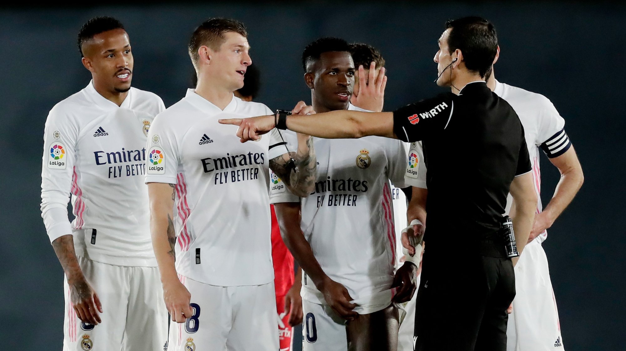 Jogadores do Real Madrid contestaram várias decisões do árbitro e do VAR, sobretudo o penálti marcado para os visitados que passou a penálti do Sevilha
