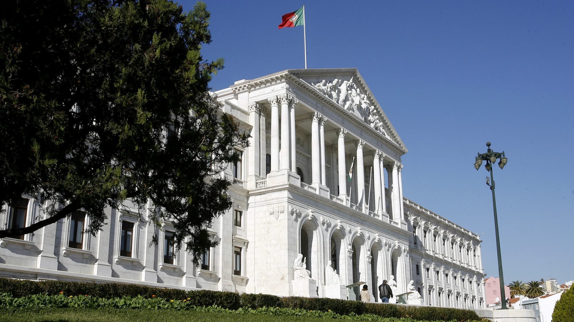 O estado de emergência, que nunca antes tinha sido aplicado em Portugal em democracia, esteve em vigor entre 19 de março e 2 de maio
