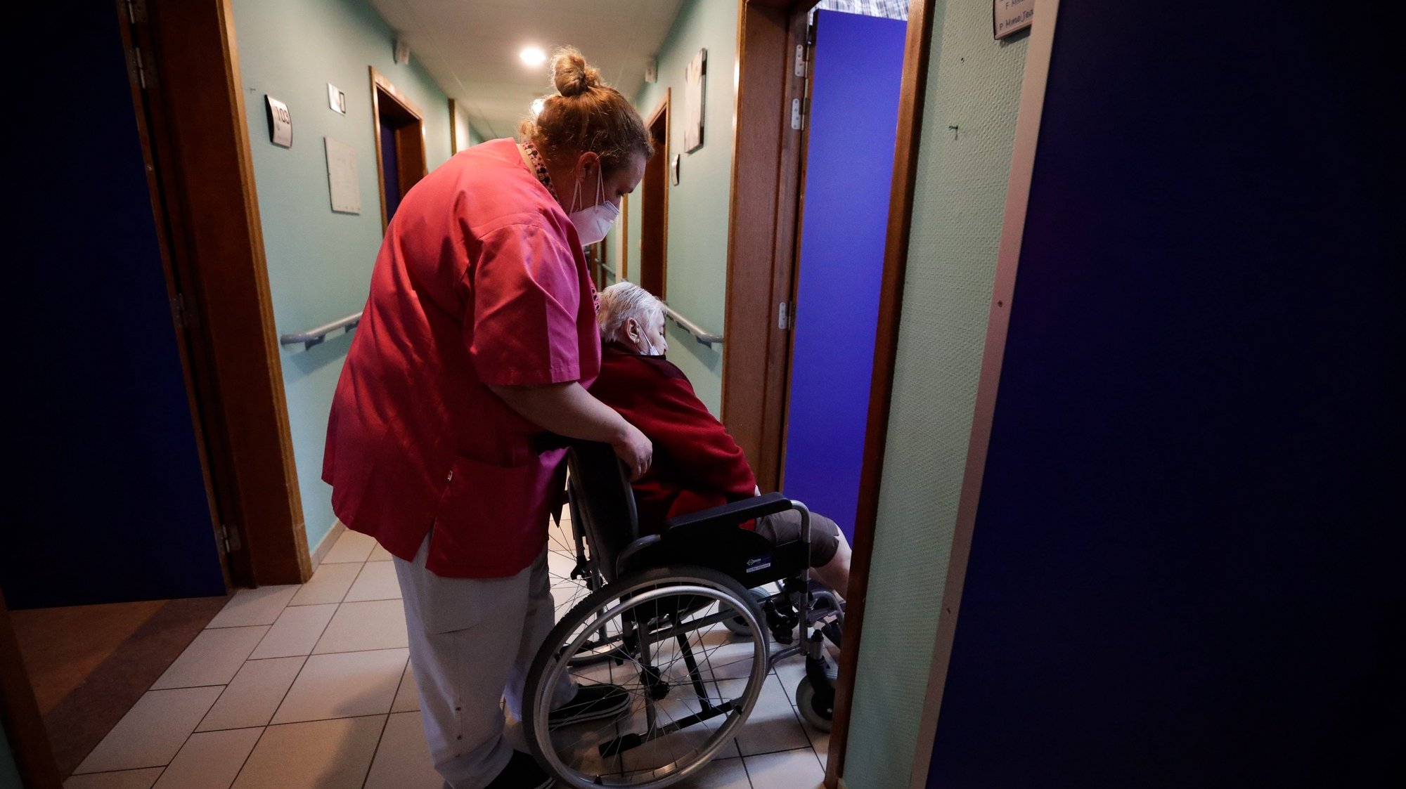 epa08786736 A health care assistance attends to a resident at the &#039;Notre Dame De Bonne EspÃ©rance&#039; nursing home in Chatelet, Belgium, 30 October 2020. Due to COVID-19, residents of the nursing home are not allowed to leave among the measures taken to protect residents from the spread of coronavirus.  EPA/STEPHANIE LECOCQ