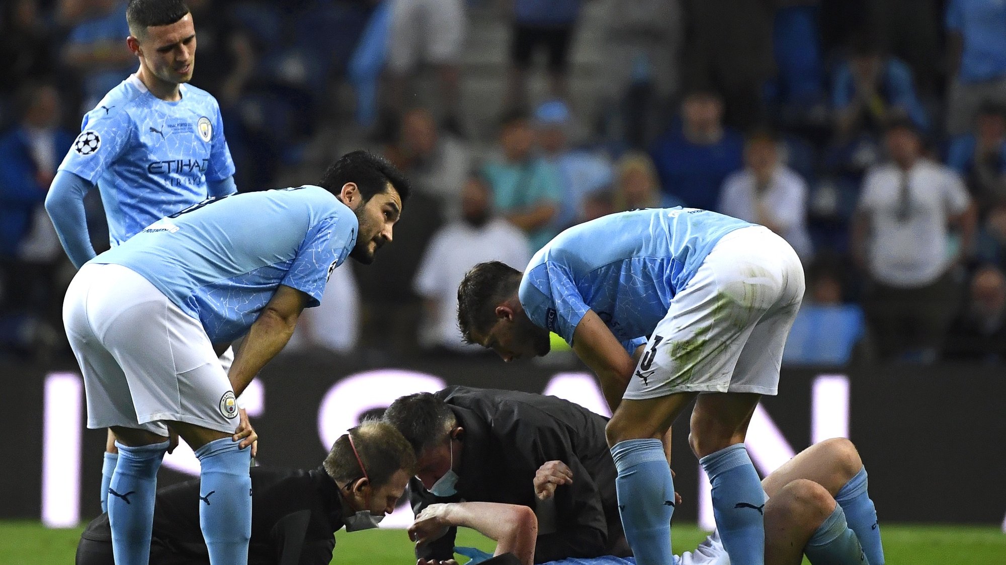 epa09235911 Kevin De Bruyne (bottom) of Manchester City receives medical assistance during the UEFA Champions League final between Manchester City and Chelsea FC in Porto, Portugal, 29 May 2021.  EPA/Jose Coelho / POOL