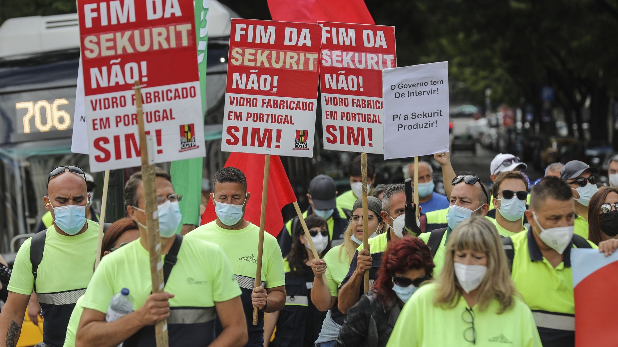 Manifestação de trabalhadores da Saint-Gobain, uma ação de protesto junto à residência oficial de S.Bento com o objetivo pedir ao primeiro-ministro que trave o despedimento coletivo dos 130 funcionários da fábrica de vidro, Lisboa, 25 de setembro de 2021. MIGUEL A. LOPES/LUSA