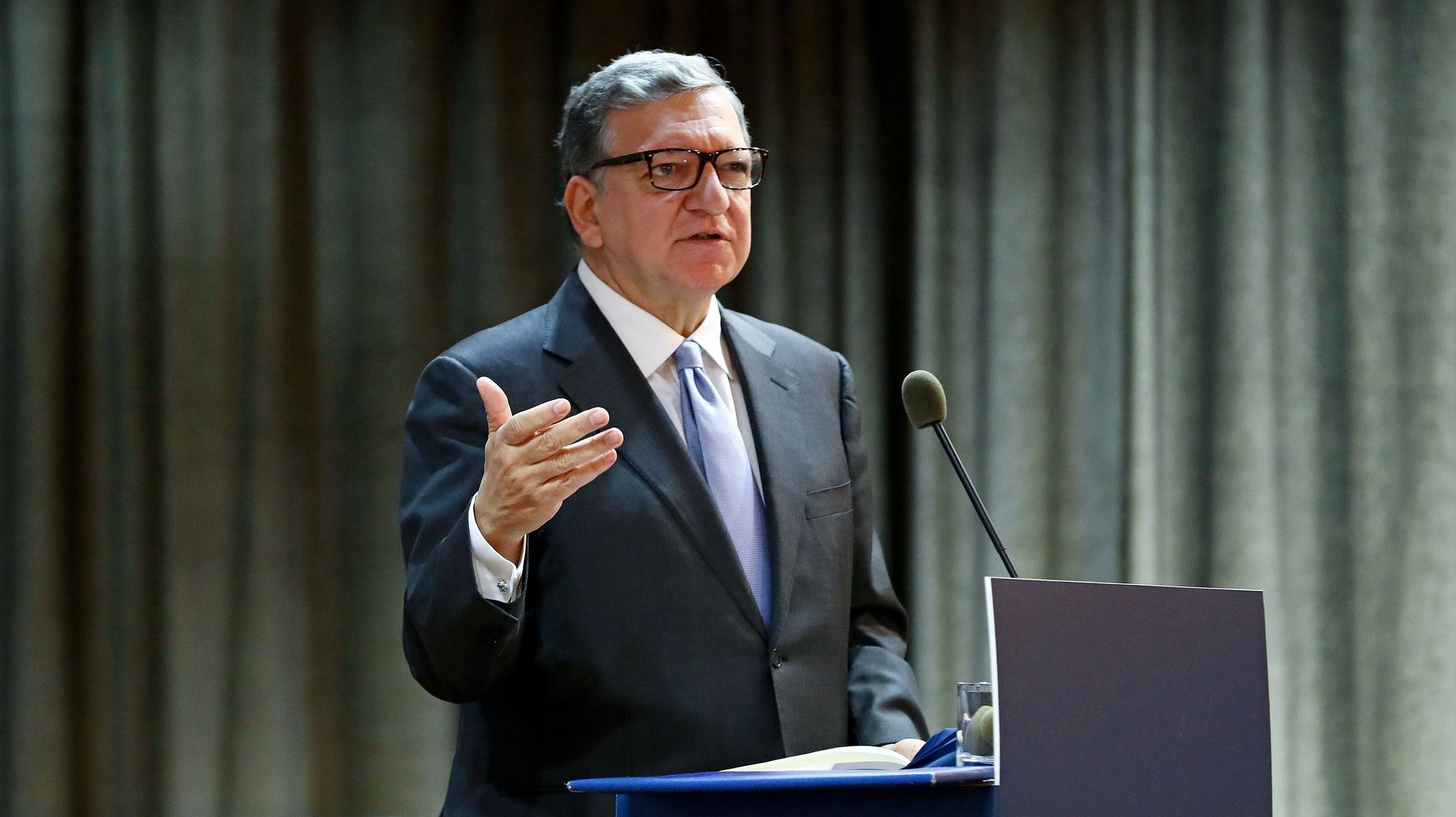 O diretor do Centro de Estudos Europeus, José Manuel Durão Barroso, intervém na conferência “Presidência do Conselho da União Europeia 2021”, na Universidade Católica, em Lisboa, 23 de novembro de 2020. Portugal assumirá a Presidência do Conselho da União Europeia no primeiro semestre de 2021, sucedendo à Alemanha. ANTÓNIO PEDRO SANTOS/LUSA
