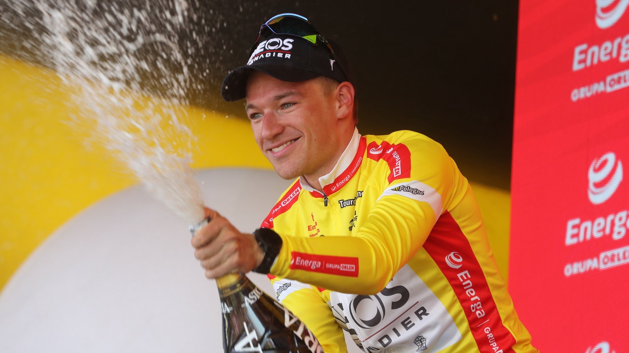 epa10105899 British rider Ethan Hayter of Ineos Grenadiers celebrates on the podium wearing the overall leader&#039;s yellow jersey after the sixth stage of Tour de Pologne cycling race, an individual time trial over 11.8 km between Nowy Targ and Wierch Rusinski, Poland, 04 August 2022.  EPA/Darek Delmanowicz POLAND OUT