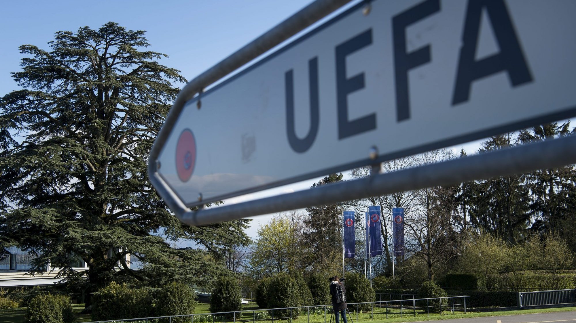 12 clubes anunciaram a criação de uma competição anual com 20 equipas, na véspera de a UEFA revelar o formato competitivo da Liga dos Campeões