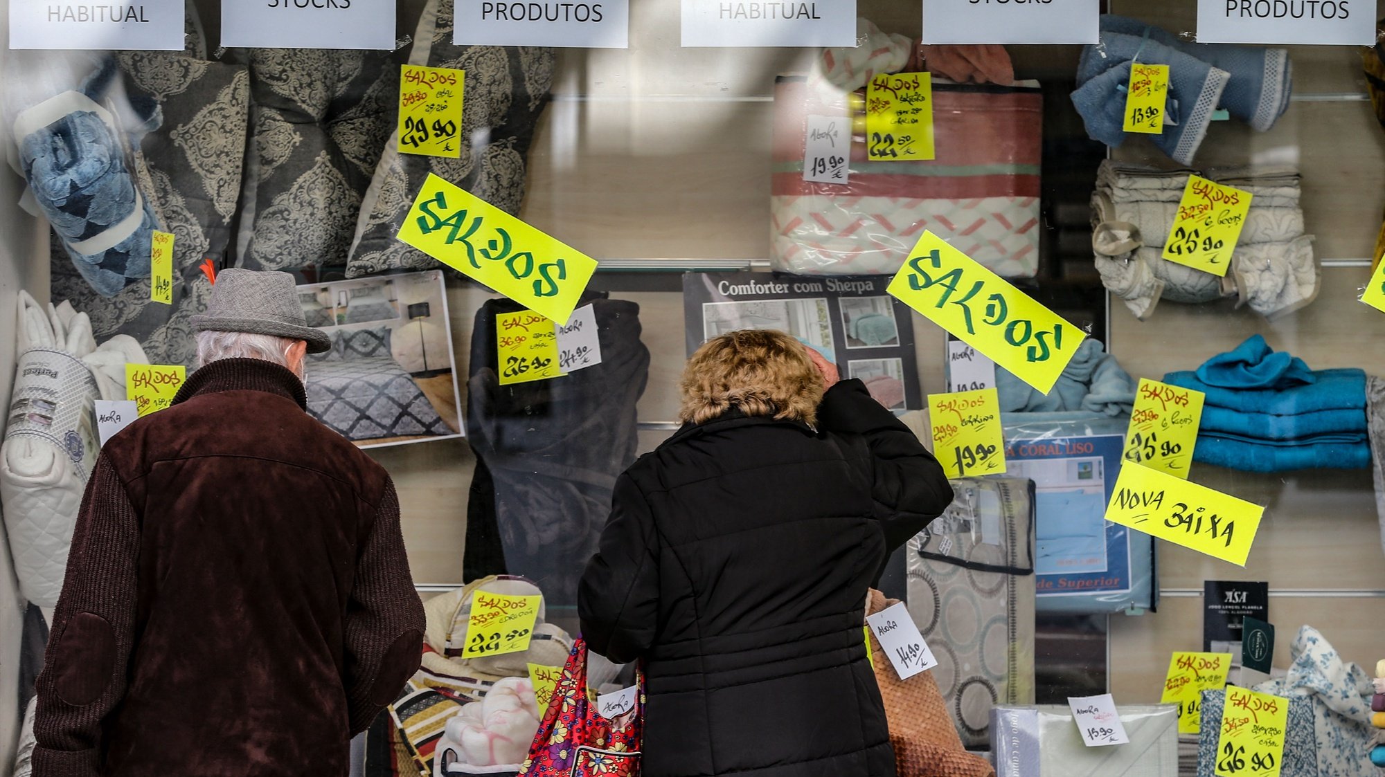 Populares observam as montras das lojas após a reabertura de comércio não-essencial e cabeleireiros fechado anteriormente após novo decreto do Estado de Emergência devido à covid-19, Lisboa, 15 março 2021.  MANUEL DE ALMEIDA / LUSA