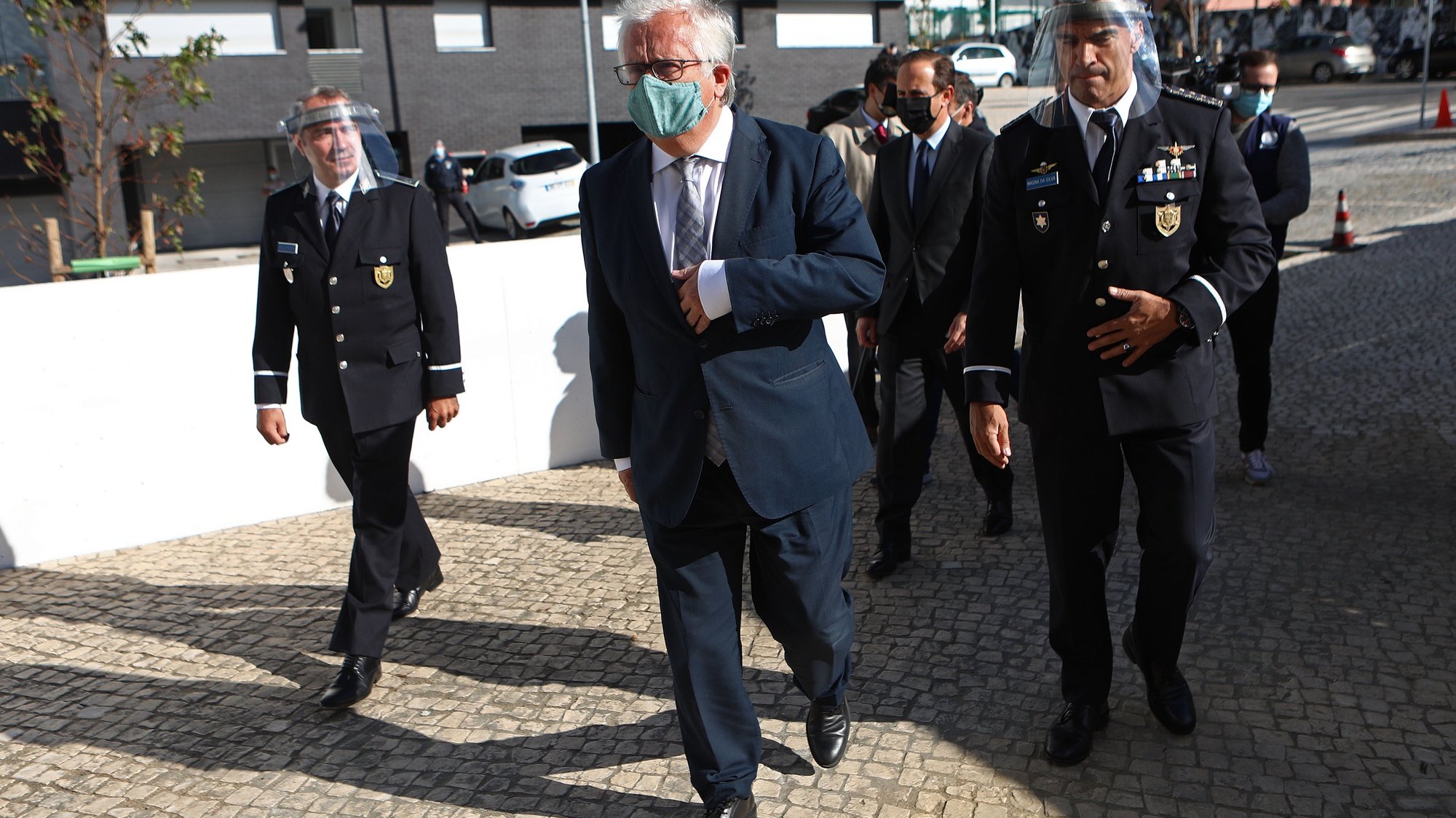 O ministro da Administração Interna, Eduardo Cabrita (2-E), acompanhado pelo diretor nacional da PSP, Magina da Silva (D), à chegada para a cerimónia de inauguração da Esquadra da Alta de Lisboa (41.ª Esquadra) da Polícia de Segurança Pública (PSP), em Lisboa, 27 de outubro de 2020. A nova Esquadra da Alta de Lisboa representou um investimento de 1,85 milhões de euros por parte da Câmara Municipal de Lisboa, com um contrato de arrendamento entre o município e a PSP, substituindo as atuais instalações da PSP junto ao Bairro da Cruz Vermelha, melhorando substancialmente a capacidade e as condições de trabalho, bem como a operacionalidade da PSP na cidade de Lisboa. ANTÓNIO PEDRO SANTOS/LUSA