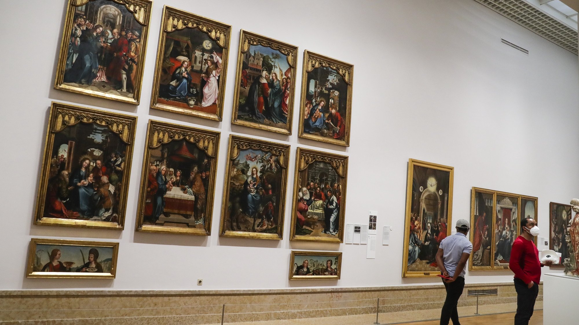 Visitantes admiram obras de arte expostas no Museu Nacional de Arte Antiga, no Dia Internacional dos Museus em Lisboa, 18 de maio de 2020. TIAGO PETINGA/LUSA