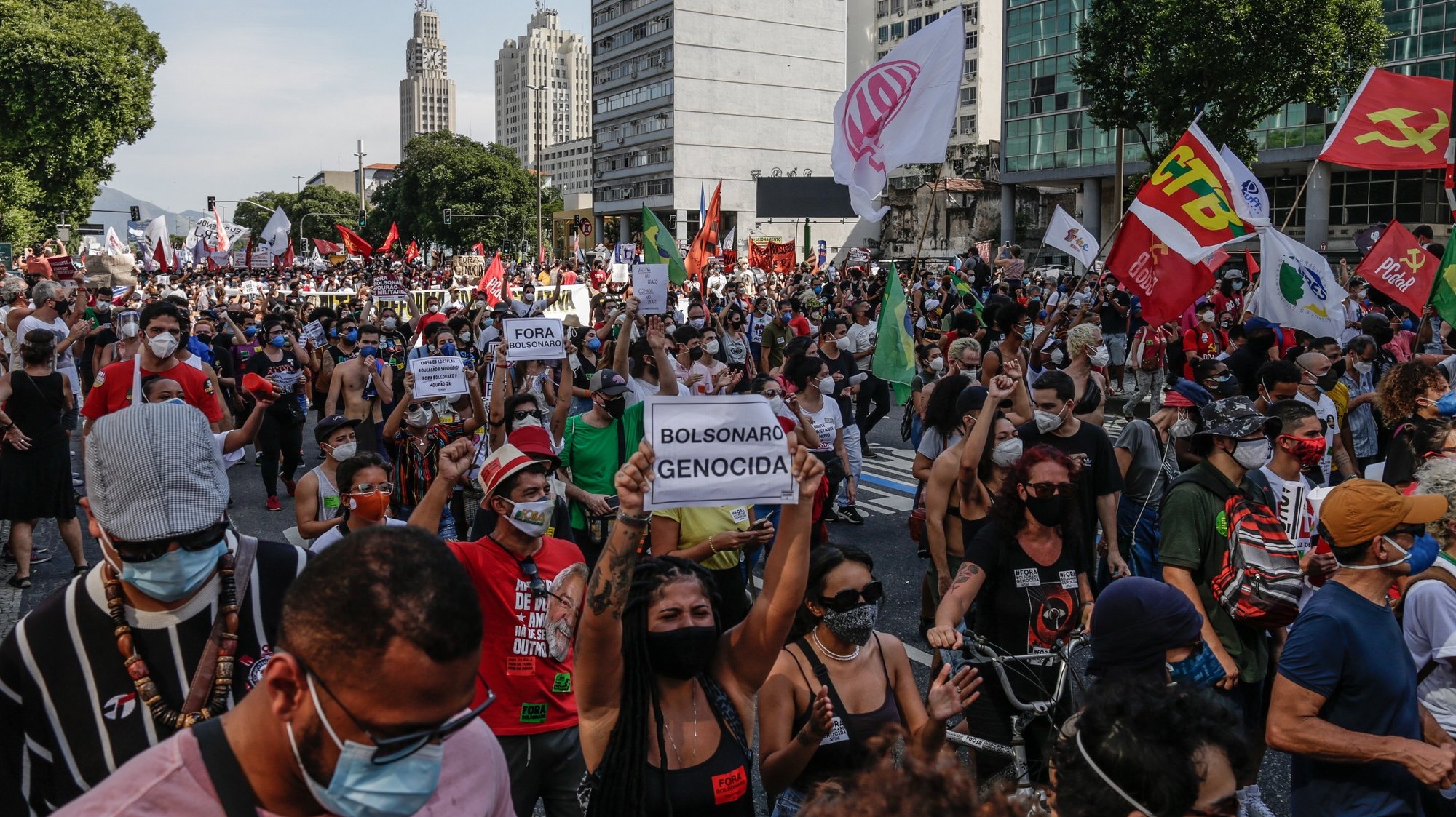 epa09235702 Oppositor of Brazilian President Jair Bolsonaro wear face mask during a protest against his Government in Rio de Janeiro, Brazil, 29 May 2021.  EPA/AndrÃ© Coelho