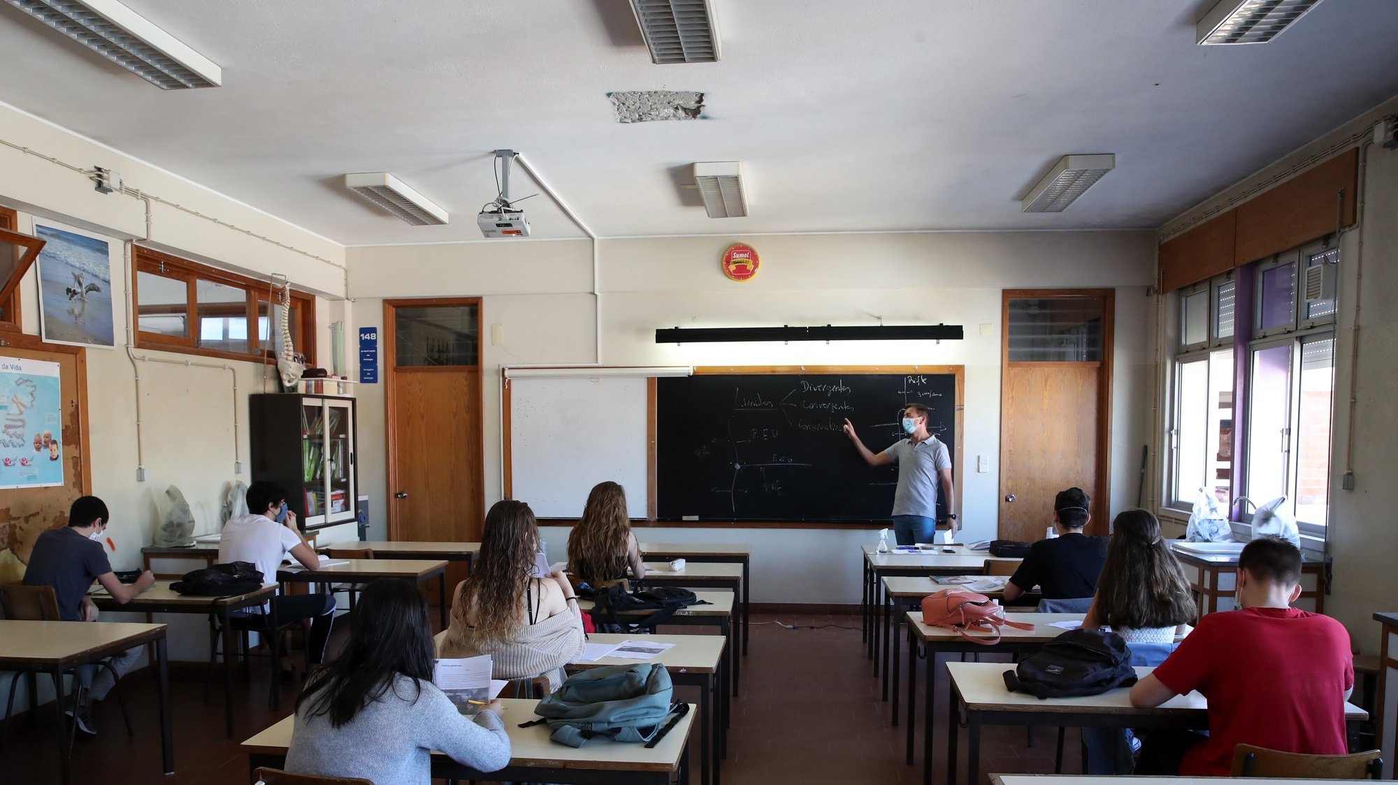 Um professor dá uma aula na escola secundária João de Barros, no Seixal,  no ínicio em todo o país das aulas presenciais, 18 de maio de 2020. MANUEL DE ALMEIDA/LUSA