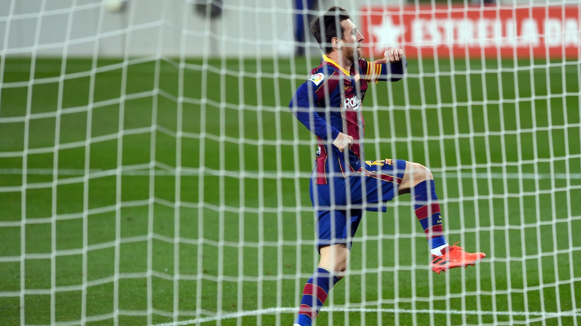 Lionel Messi conseguiu quebrar um longo jejum sem marcar de bola corrida. Antes, tinha &quot;assistido&quot; Griezmann com uma simulação de génio e apontado um penálti