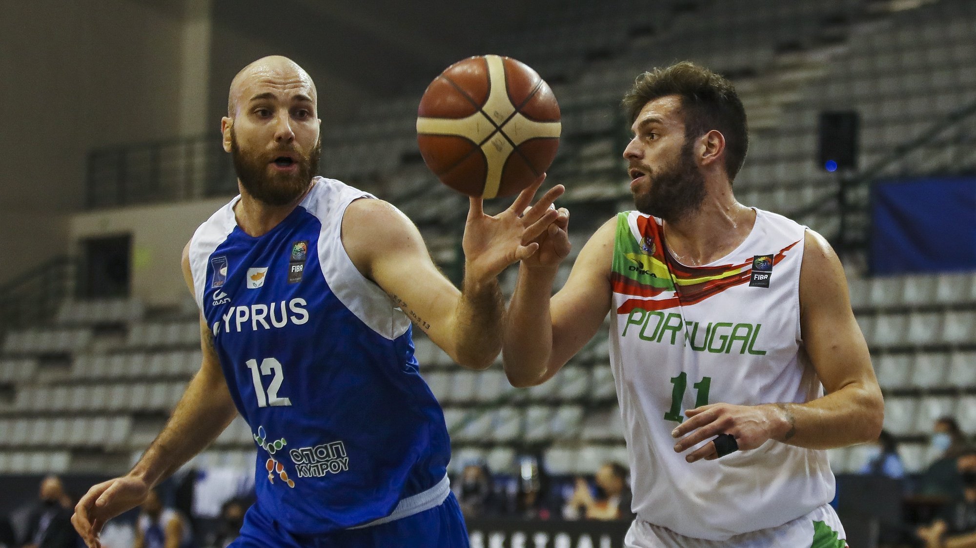 Portugal&#039;s Miguel Queiros (R) in action against Cyprus Roberto Mantovani during their Euro 2023 pre-qualification basketball match, held in Matosinhos, north of Portugal, 26th November 2020. JOSE COELHO/LUSA