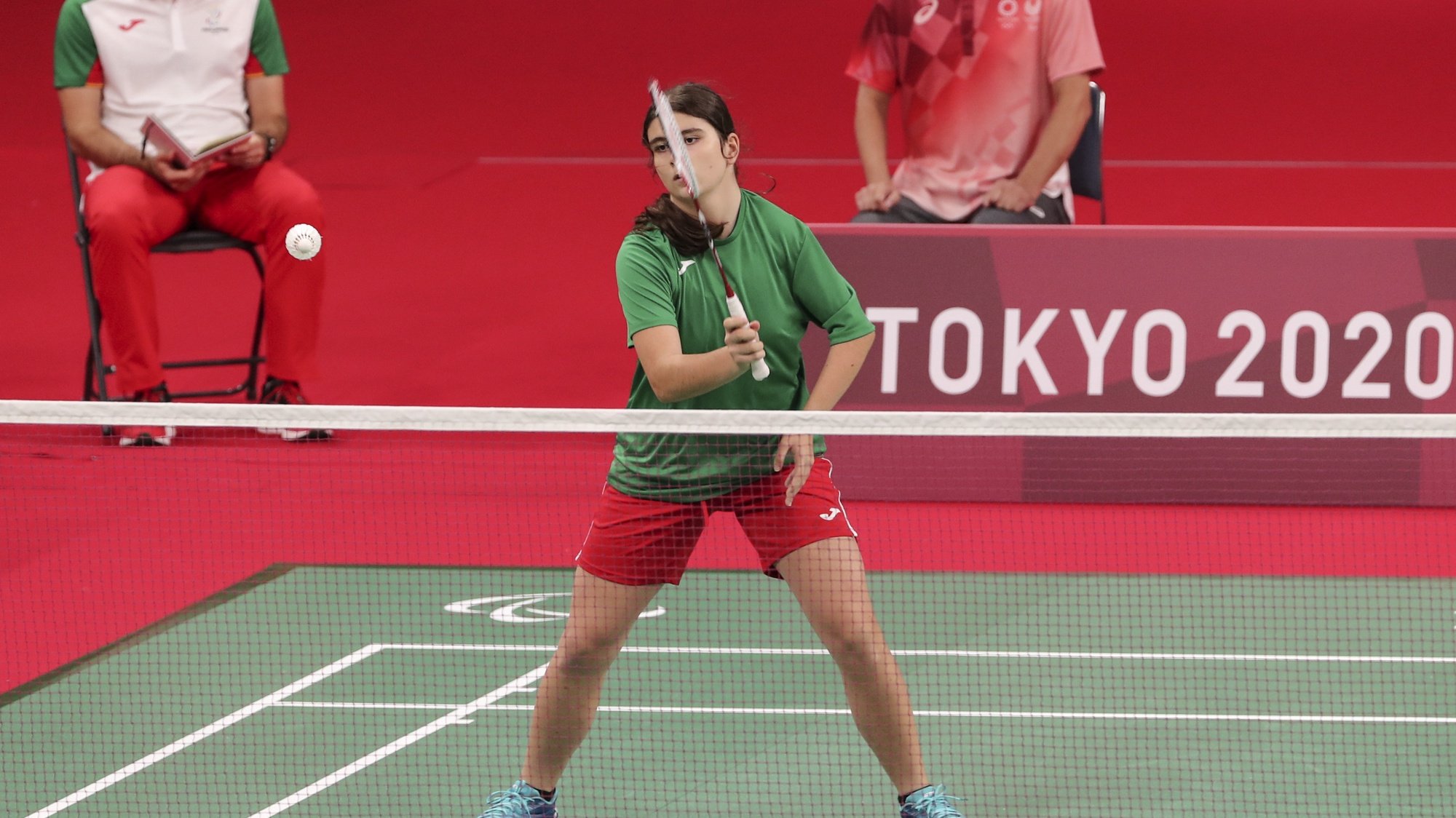 A atleta portuguesa, Beatriz Monteiro em ação frente à Holandesa, Megan Hollander (ausente da foto) no jogo de badminton singulares femininos SU5, esta tarde no Estádio Nacional de Yoyogi em Tóquio nos jogos Paralímpicos de Toquio 2020, Japão, 1 de setembro de 2021. MIGUEL A. LOPES/LUSA