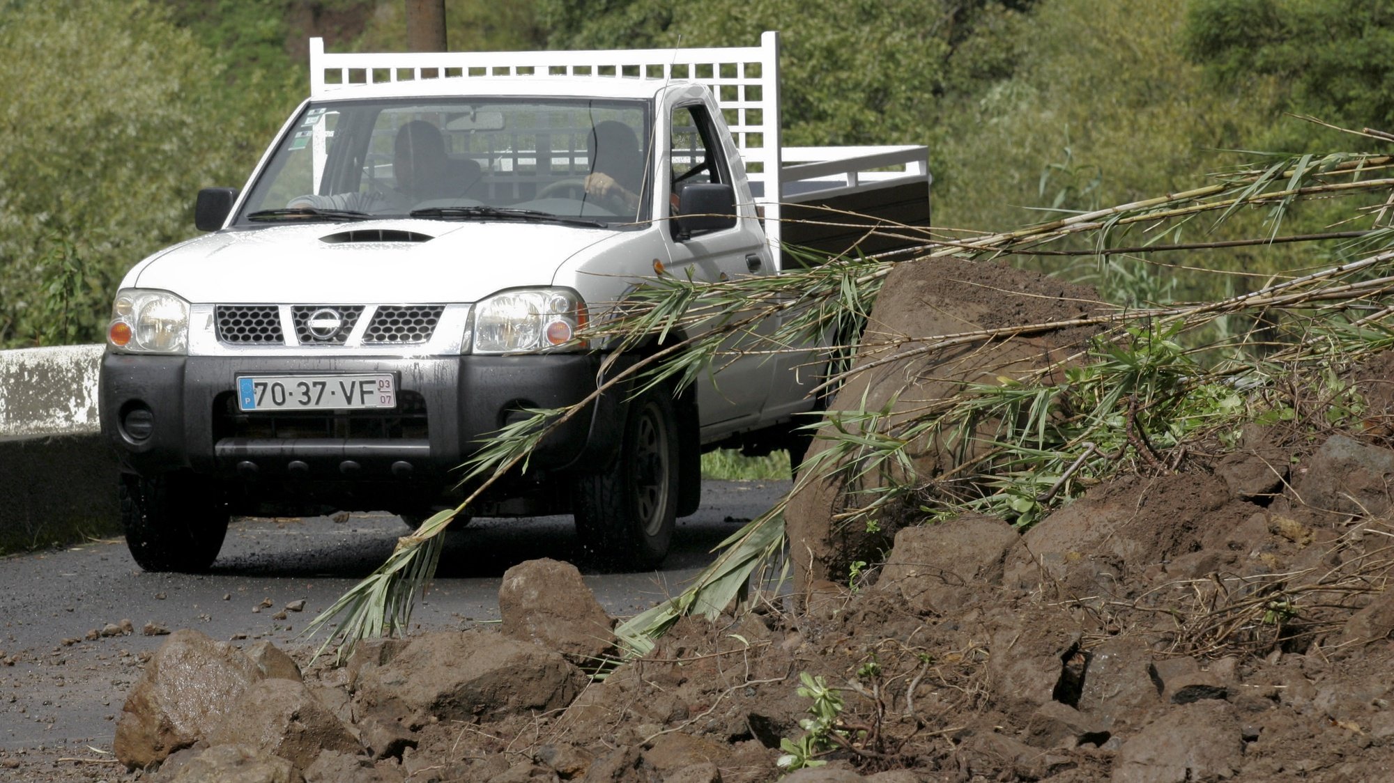 O mau tempo na Madeira provocou hoje o fecho de estradas, devido a derrocadas e quedas de árvores, pequenas inundações e transbordo de ribeiros, Curral das Freiras, Camara de Lobos, 30 de outubro de 2012.  HOMEM DE GOUVEIA/LUSA