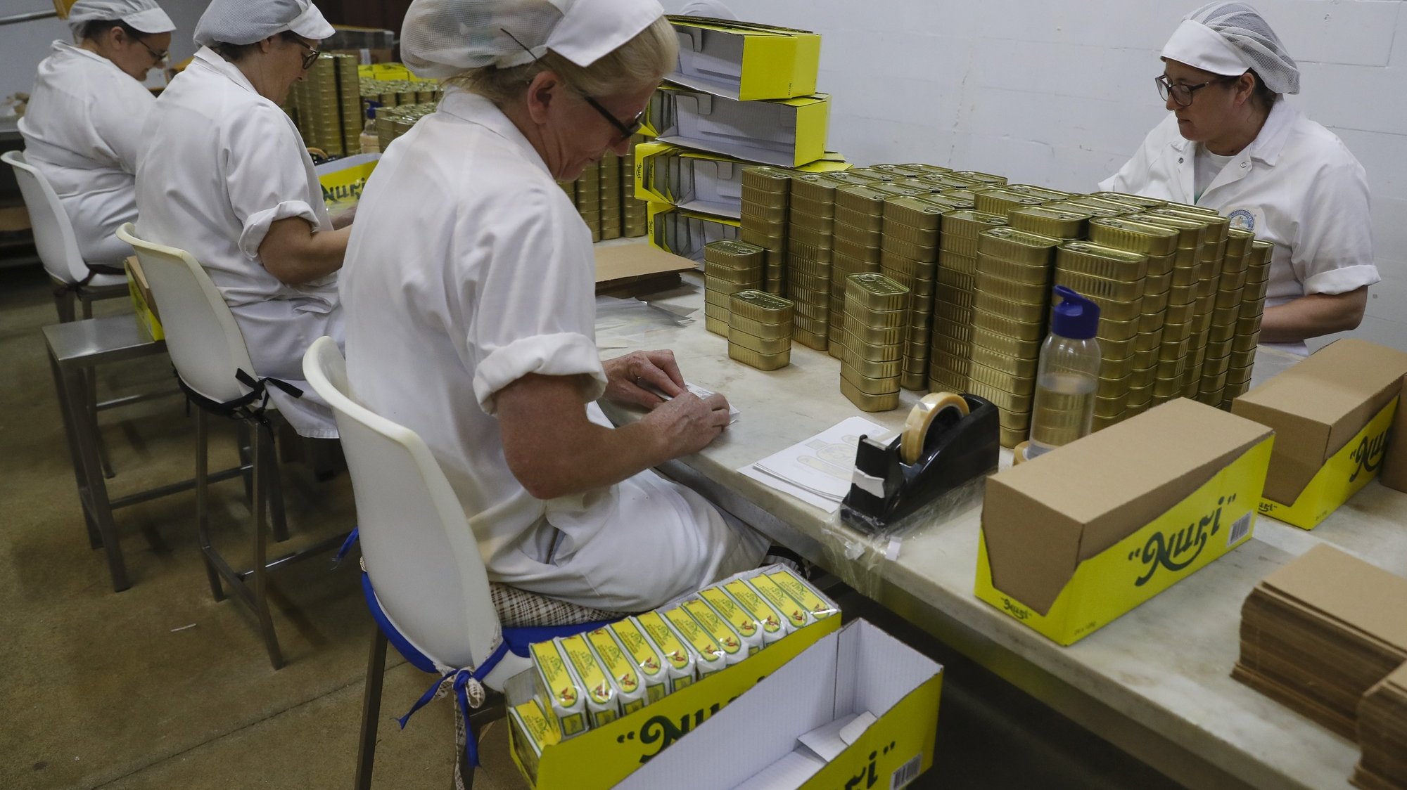 Trabalhadoras embalam conservas na conserveira Pinhais que faz 100 anos, sendo a única empresa do setor a manter método tradicional, em Matosinhos, 8 de setembro de 2020. (ACOMPANHA TEXTO DE 13/09/2020) JOSÉ COELHO/LUSA