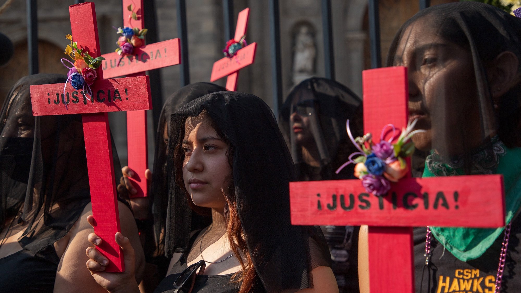 epaselect epa09956897 Feminist groups protest in Mexico City, Mexico, 18 May 2022. Feminist groups demonstrated in the Zocalo of Mexico City to bring attention and demand justice in the increasing disappearances and femicides of recent months throughout the country.  EPA/Isaac Esquivel