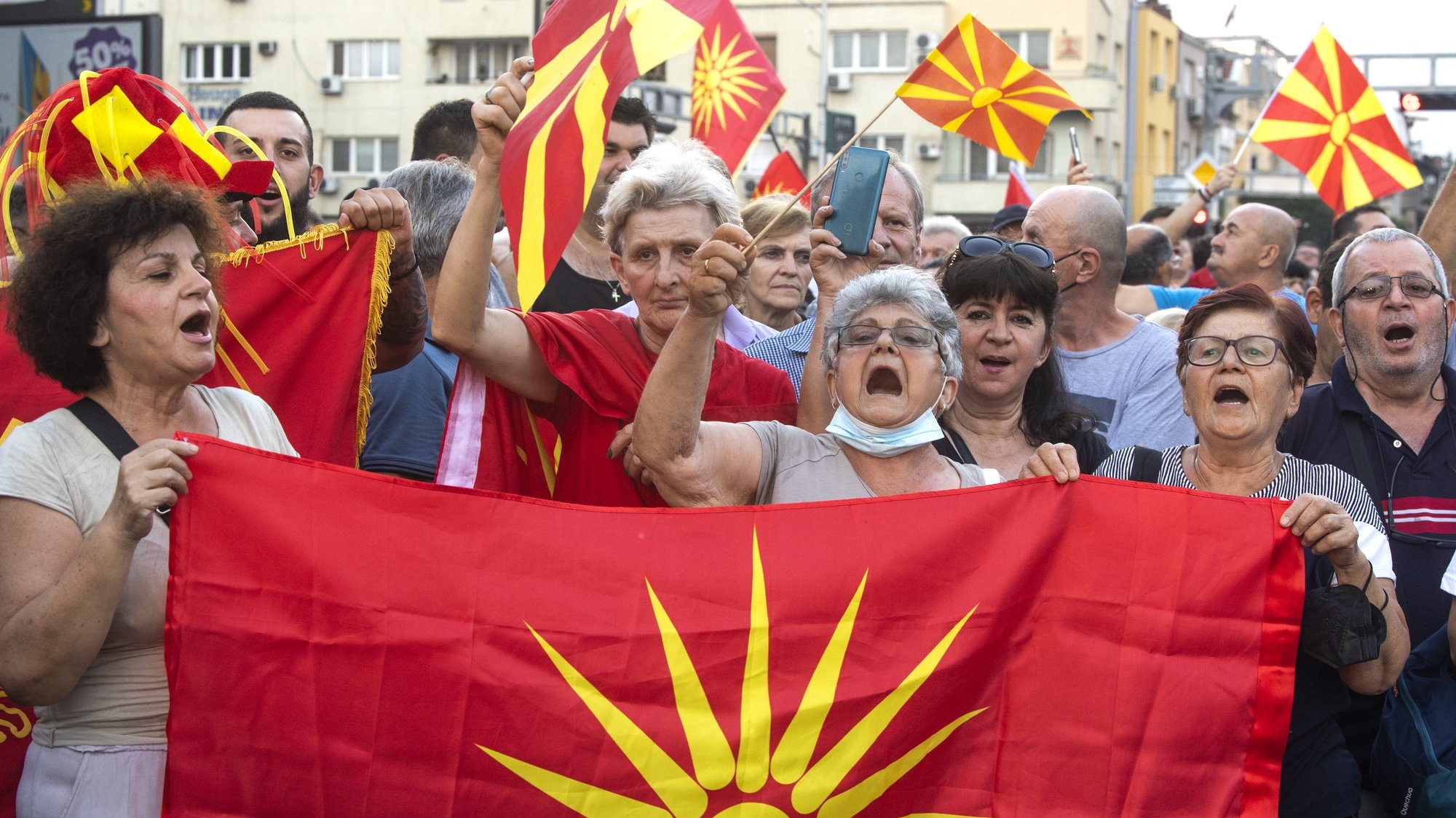 epa10048567 Supporters of the opposition party VMRO DPMNE and other citizens protest against the French proposal to resolve the dispute between North Macedonia and Bulgaria in Skopje, Republic of North Macedonia, 02 July 2022. The biggest opposition party VMRO DPMNE leads the protest against the French proposal, which comes after North Macedonia&#039;s Government intervention in Brussels and reaction to the draft documents that the public had the opportunity to discuss last week. The official views for the French proposal will be announced after the proposal passes the filters of all relevant institutions.  EPA/GEORGI LICOVSKI