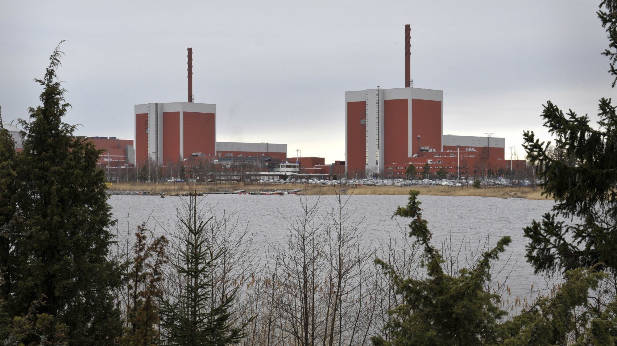 epa08875379 (FILE) - An exterior view of Olkiluoto nuclear power plant in Rauma, Finland, 07 April 2016 (reissued 10 December 2020). According to news reports, an incident at the nuclear power plant in Raum resulted in the shutdown of energy at the OL2 reactor.  EPA/JUHA SINISALO