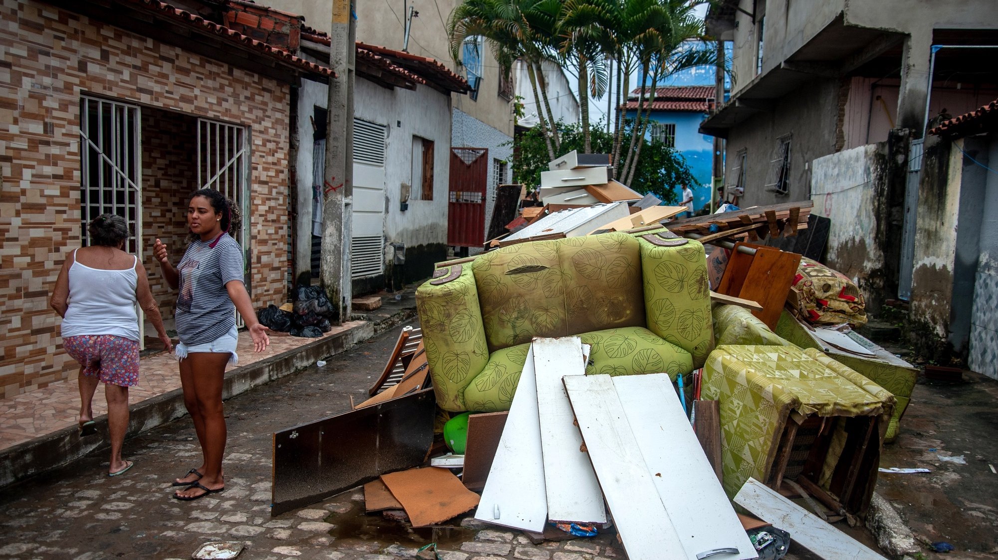 Residentes da Bahia tentam reaver os seus pertences depois das inundações que atingiram o estado brasileiro
