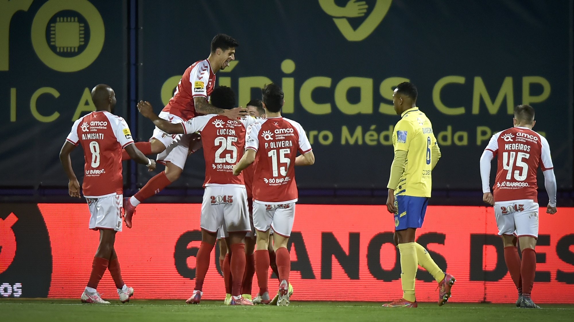 Os jogadores do Sporting de Braga festejam apóa marcarem um golo contra o Arouca