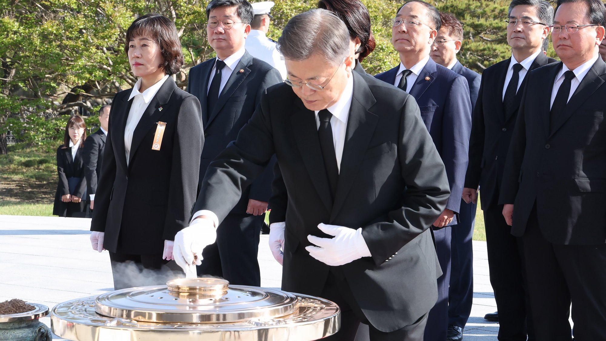 epa09934873 Outgoing South Korean President Moon Jae-in (C) burns incense to pay tribute to South Korean patriotic martyrs and war dead at the National Cemetery in Seoul, South Korea, 09 May 2022. Moon&#039;s single five-year term is set to end, with the inauguration of Yoon Suk-yeol of the conservative People Power Party 10 May.  EPA/YONHAP SOUTH KOREA OUT
