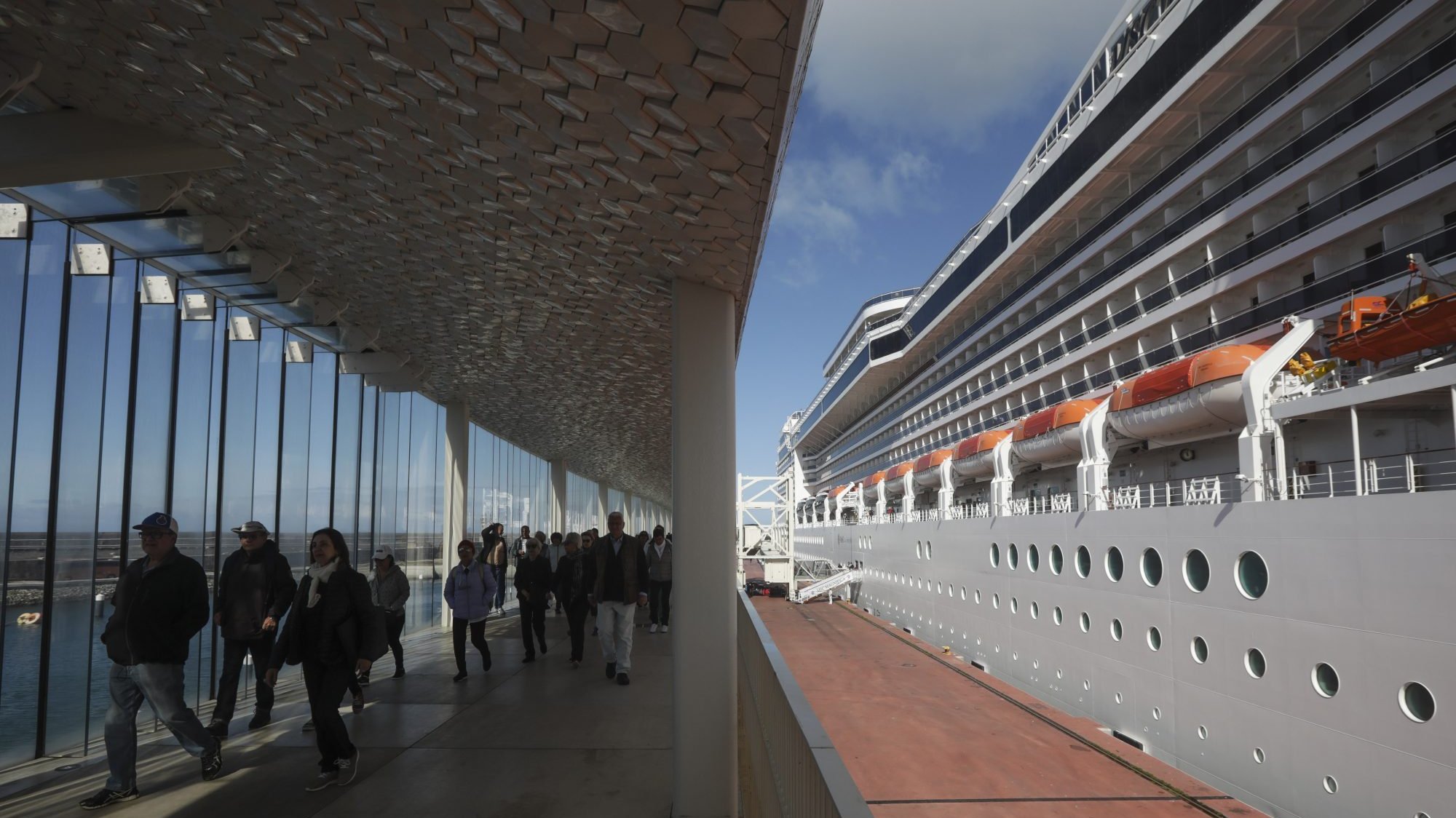 Desembarque de passageiros de um cruzeiro no Porto Cruise Terminal